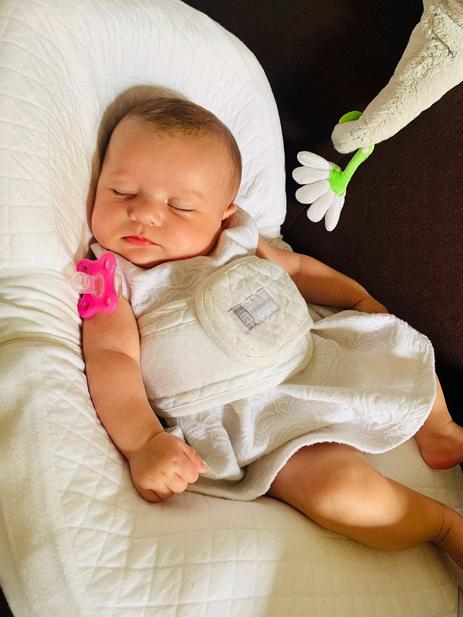 Lanna participe au concours pour gagner de l'argent avec cette photo : arm, baby, baby_toddler_clothing, cheek, comfort, eye, finger, gesture, hand, human, joint, knee, leg, mammal, person, product, skin, sleeve, sock, thigh