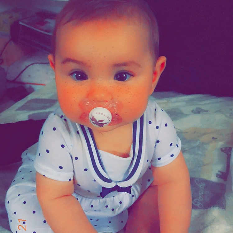 Titia a rejoint le concours — aidez-le/la à gagner de superbes lots ! baby, bed, bedroom, clothing, couch, crawling, cushion, cutlery, face, furniture, head, homedecor, indoors, person, photography, portrait, room, sitting, spoon, t_shirt