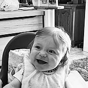 Romy a rejoint le concours — aidez-le/la à gagner de superbes lots ! baby, bib, black_and_white, cabinet, carpet, child, curtain, face, flower, furniture, happy, high_chair, home, indoor, person, plant, portrait, smile, table, window
