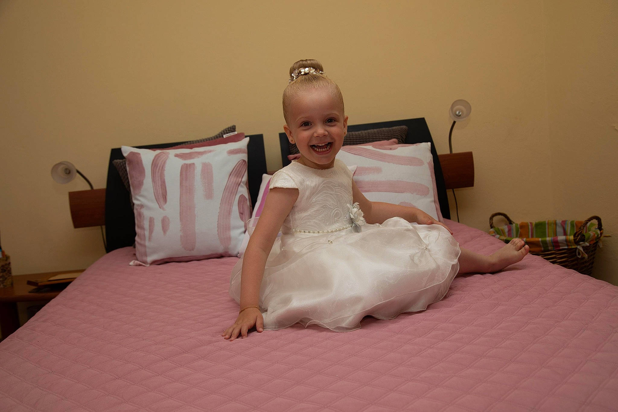 Letícia participe au concours pour gagner de l'argent avec cette photo : bed, bed_sheet, bedding, bedroom, comfort, dress, event, flash_photography, floor, flooring, happy, hardwood, joy, linens, person, pink, skin, sleeve, smile, throw_pillow