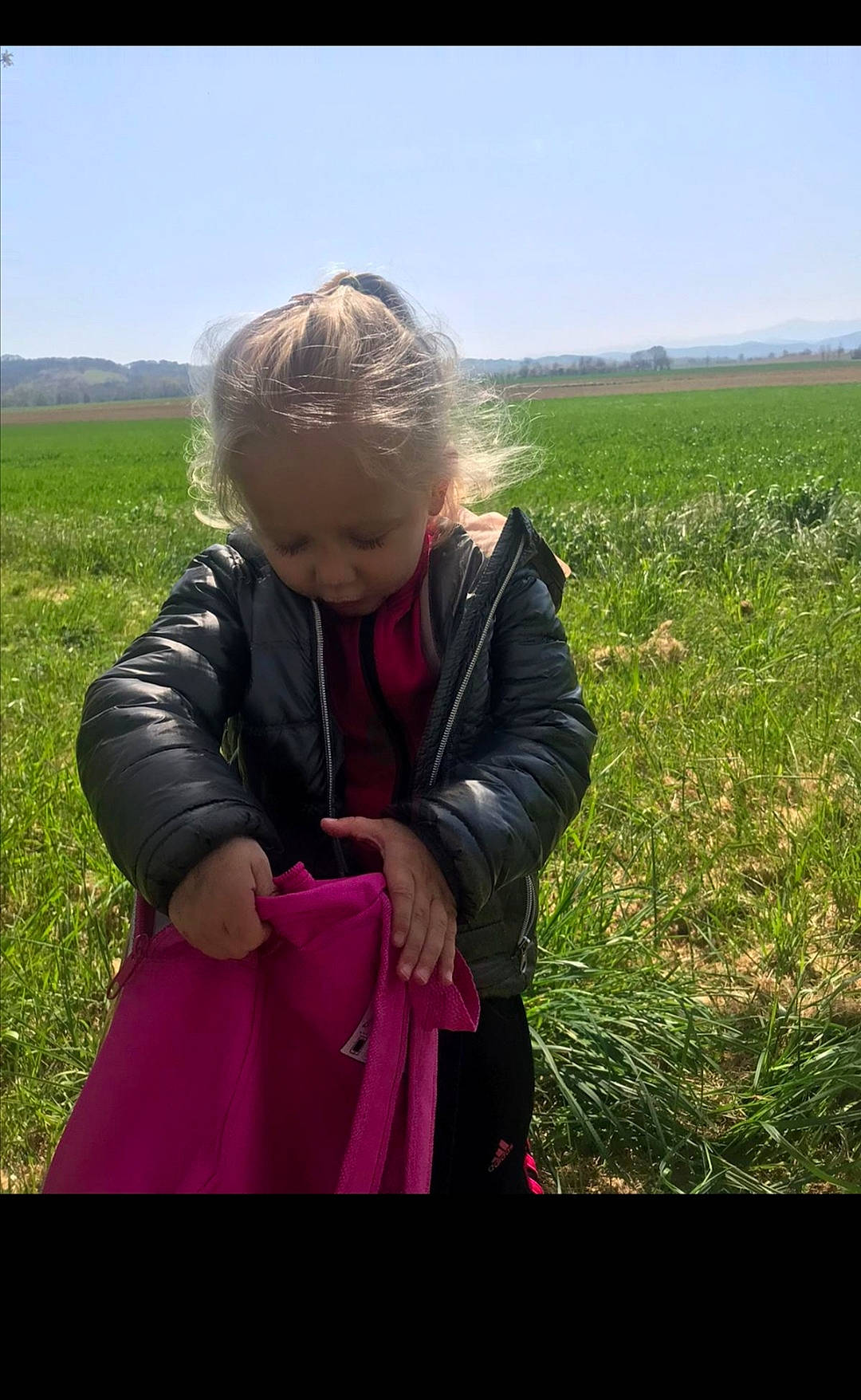 Mayanna a rejoint le concours — aidez-le/la à gagner de superbes lots ! blond, child, fun, grass, grassland, happy, jacket, landscape, leisure, magenta, pasture, people_in_nature, person, plant, prairie, recreation, sitting, sky, sleeve, toddler