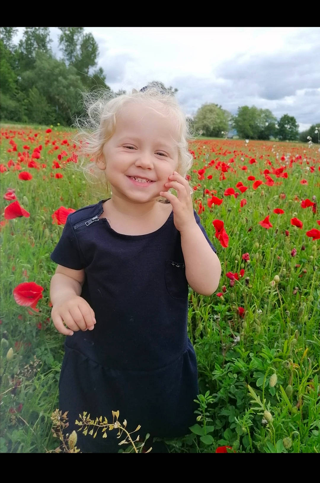 Mayanna participe au concours pour gagner de l'argent avec cette photo : botany, clothing, cloud, face, facial_expression, flower, gesture, grass, happy, head, iris, joy, leaf, nature, people_in_nature, person, petal, plant, sky, smile