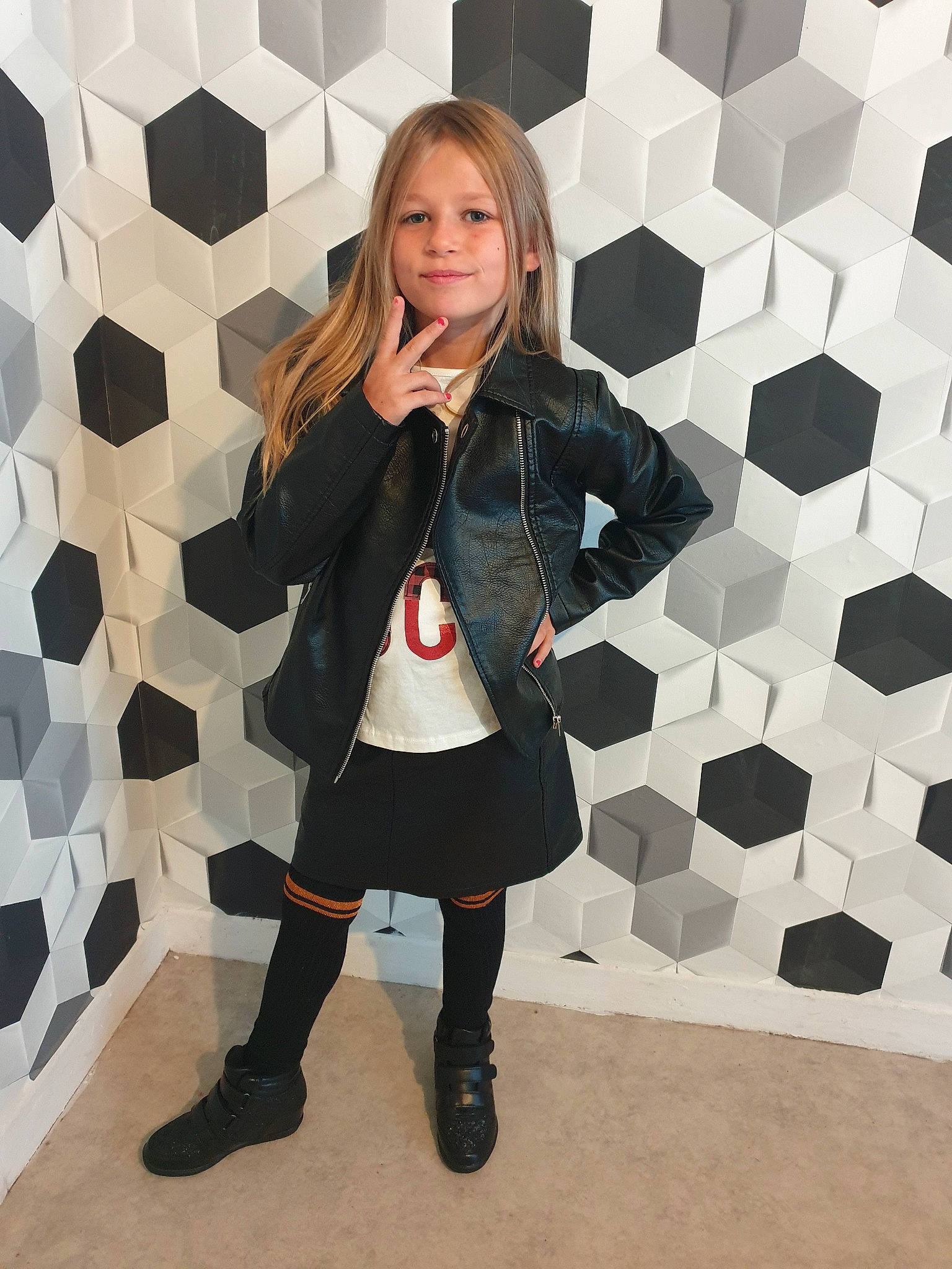 Katarina a rejoint le concours — aidez-le/la à gagner de superbes lots ! blond, boot, clothing, design, fashion, footwear, jacket, knee, lady, leather, leather_jacket, leg, leggings, outerwear, person, photography, riding_boot, snapshot, textile, thigh