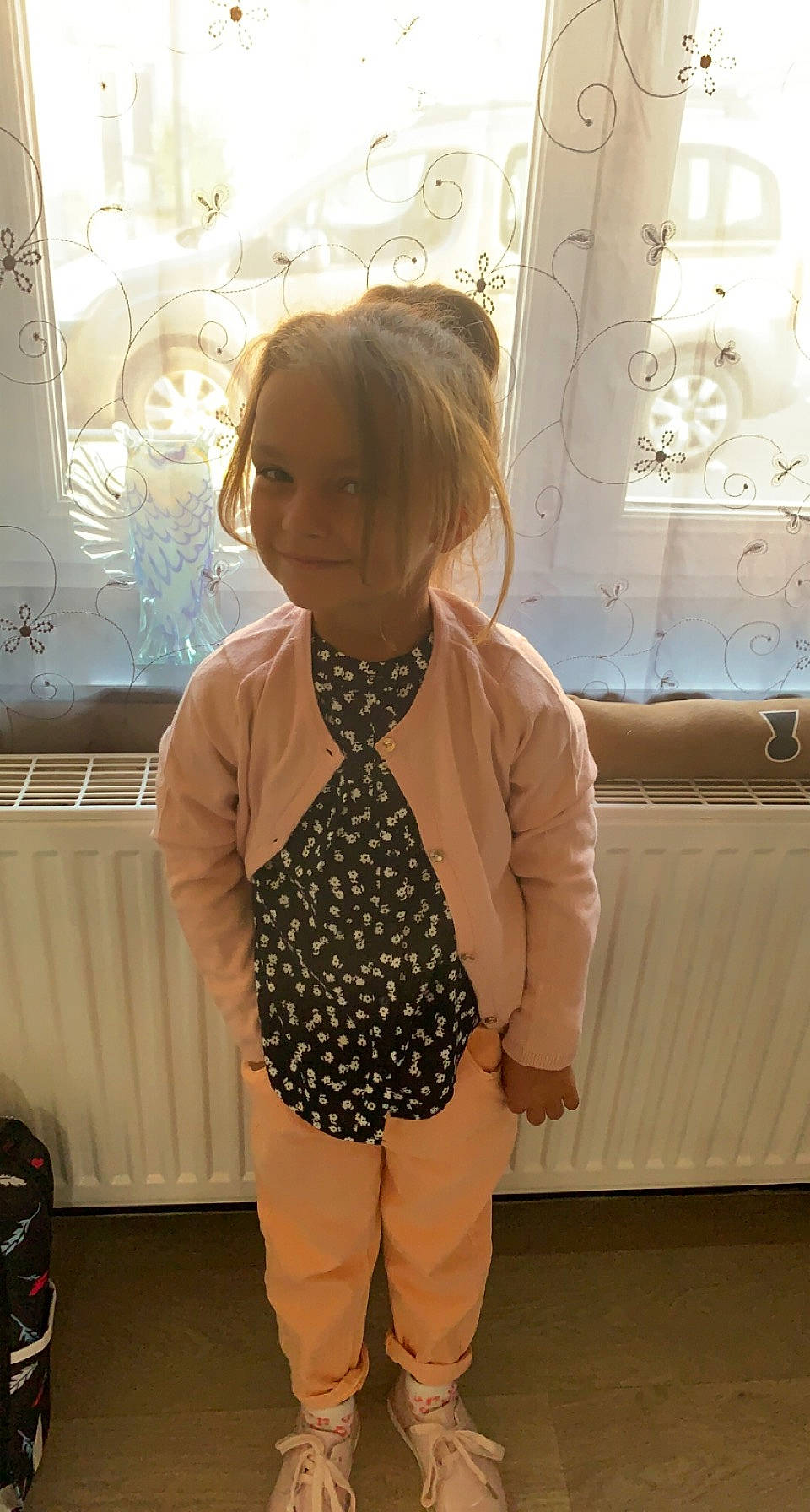 Allhya participe au concours pour gagner de l'argent avec cette photo : abdomen, baby_toddler_clothing, bag, blond, child, eyewear, flooring, fun, human_leg, joy, knee, luggage_and_bags, neck, pattern, person, room, sleeve, sunglasses, t_shirt, toddler