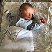 Giulia a rejoint le concours — aidez-le/la à gagner de superbes lots ! baby, bed, blanket, child, clothing, comfort, cozy, fabric, face, hand, indoor, infant, lying_down, newborn, peaceful, portrait, resting, sleeping, soft, texture