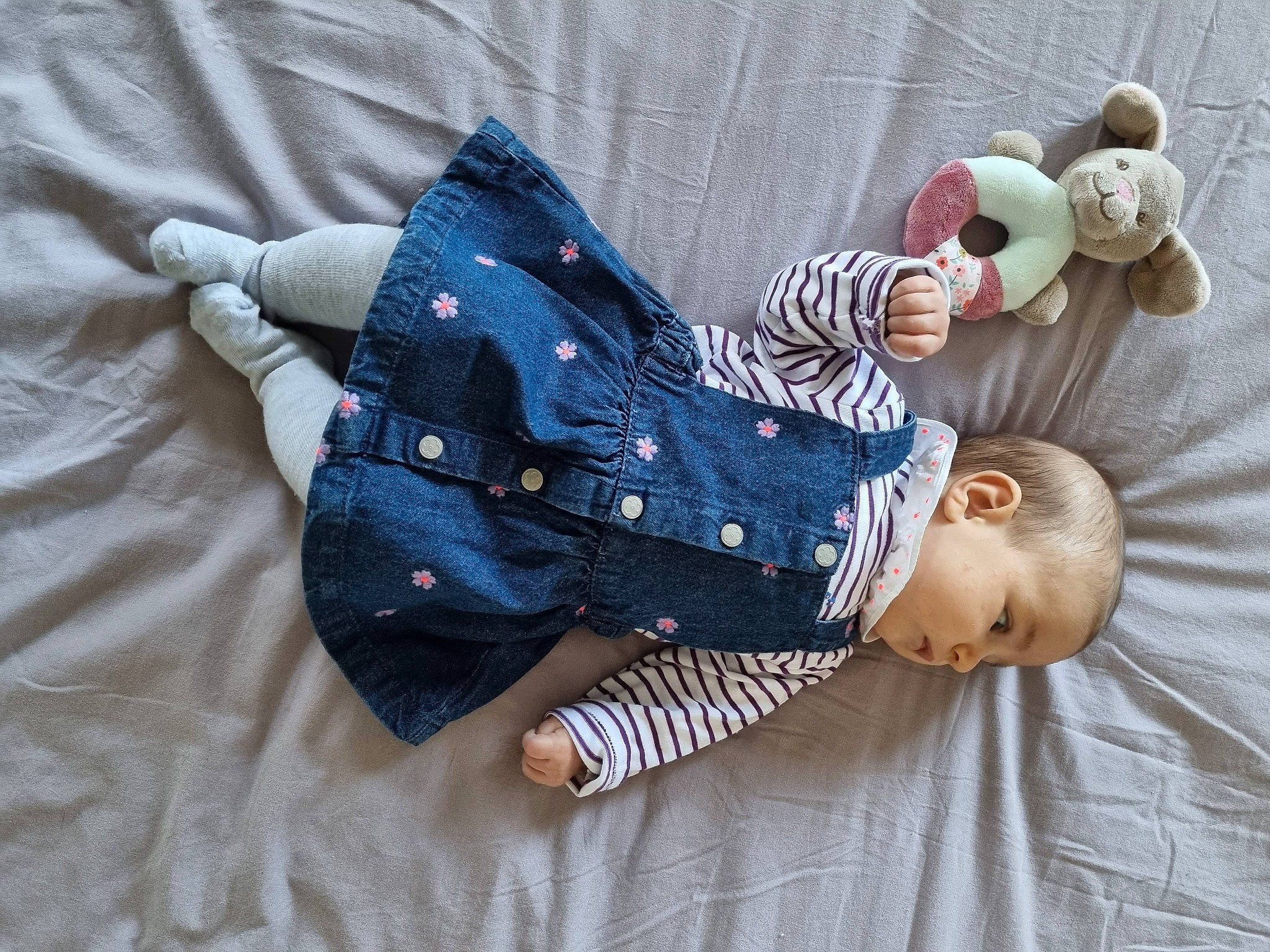 Jade participe au concours pour gagner de l'argent avec cette photo : baby, baby_products, baby_sleeping, baby_toddler_clothing, bedding, child, comfort, electric_blue, foot, happy, linens, pattern, person, product, sitting, sleeve, sock, stuffed_toy, textile, toddler