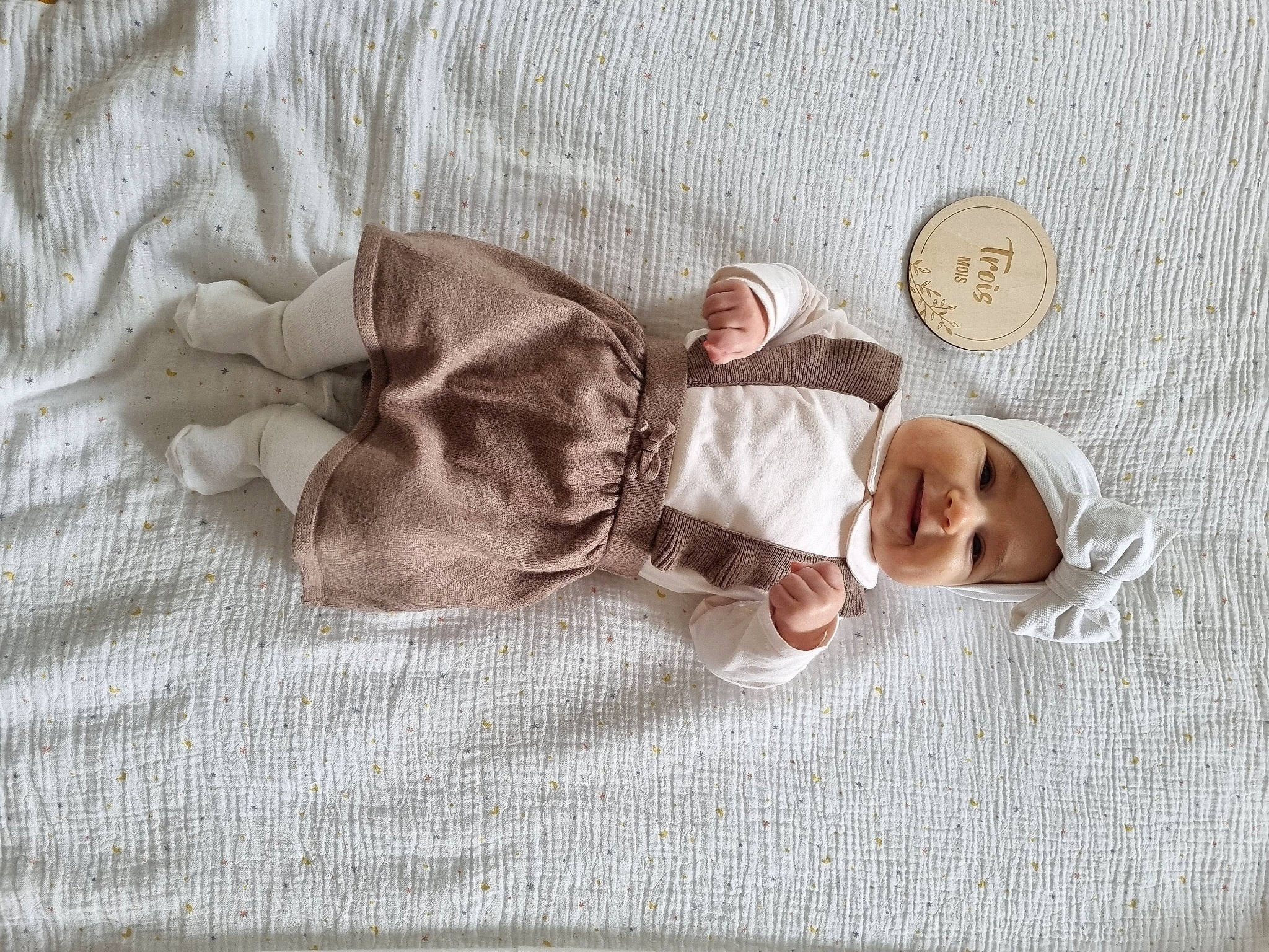 Jade a rejoint le concours — aidez-le/la à gagner de superbes lots ! baby, baby_products, baby_sleeping, baby_toddler_clothing, bed, bedding, bedtime, beige, child, comfort, flooring, headwear, linens, nap, pattern, person, room, sleep, sleeve, textile