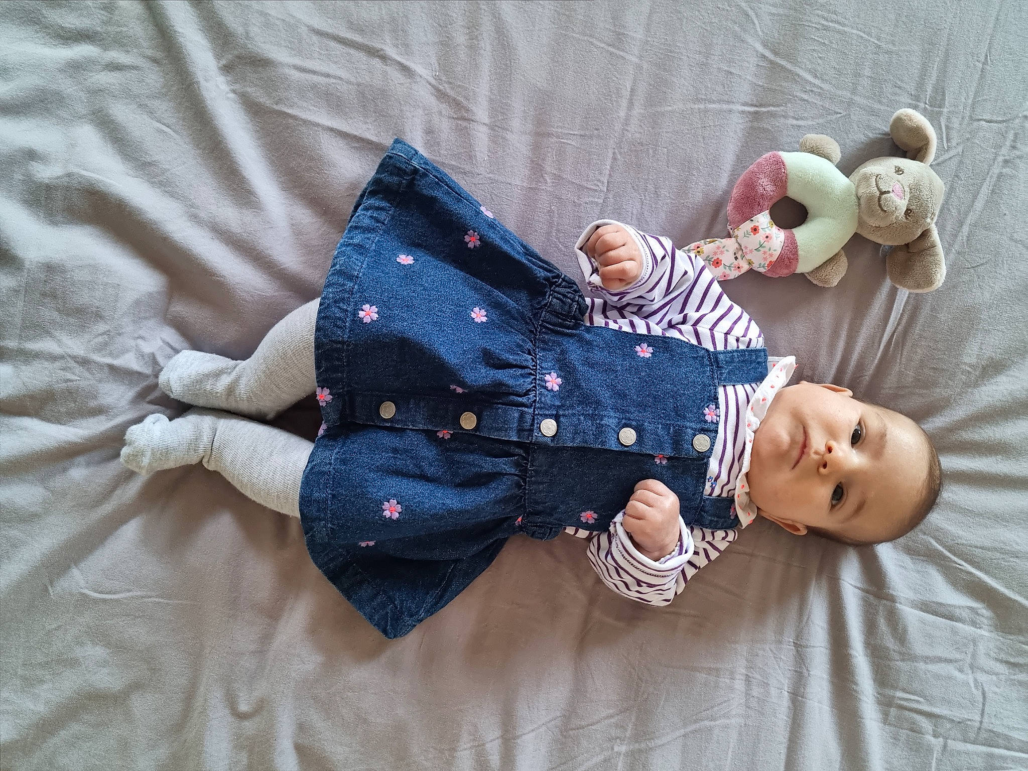 Jade a rejoint le concours — aidez-le/la à gagner de superbes lots ! baby, baby_products, baby_sleeping, baby_toddler_clothing, child, comfort, denim, electric_blue, fashion_accessory, hand, happy, human_body, linens, pattern, person, plaid, sitting, sleeve, textile, toddler