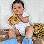Akira a rejoint le concours — aidez-le/la à gagner de superbes lots ! baby, child, infant, onesie, blue_socks, holding, sign, plush_toy, tiger, soft_toy, sitting, floor, cute, portrait, indoor, smiling, face, hands, legs, skin