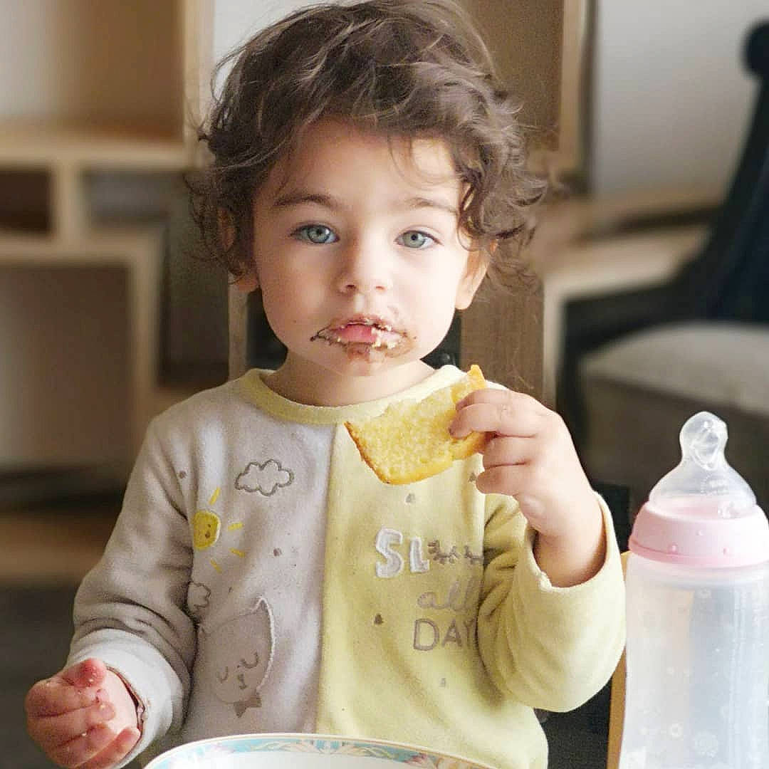 Abigail participe au concours pour gagner de l'argent avec cette photo : baby, baby_food, child, child_model, comfort_food, eating, person, tableware, toddler