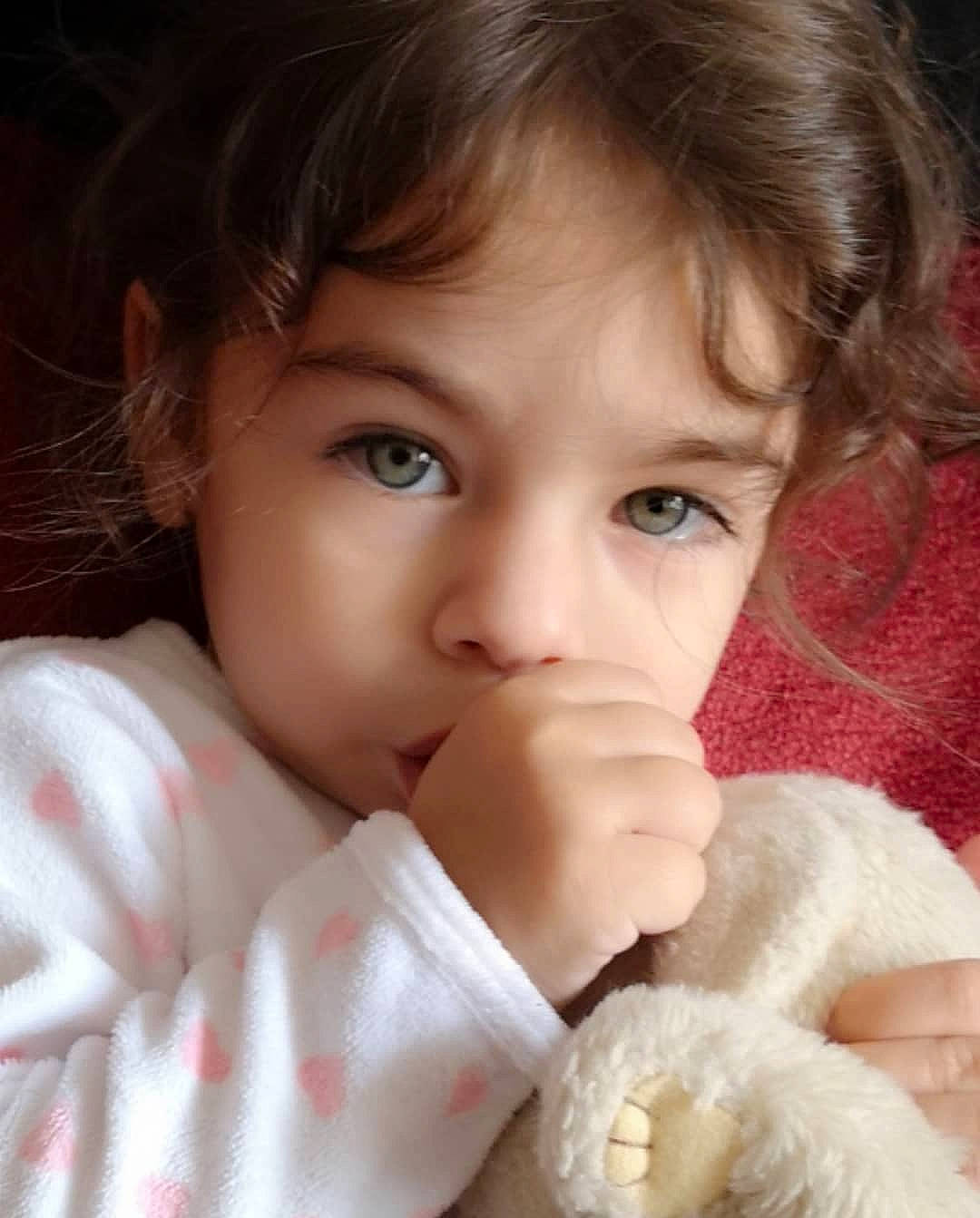 Abigail participe au concours pour gagner de l'argent avec cette photo : baby, beauty, brown_hair, cheek, child, eye, face, lip, mouth, nose, person, skin, toddler