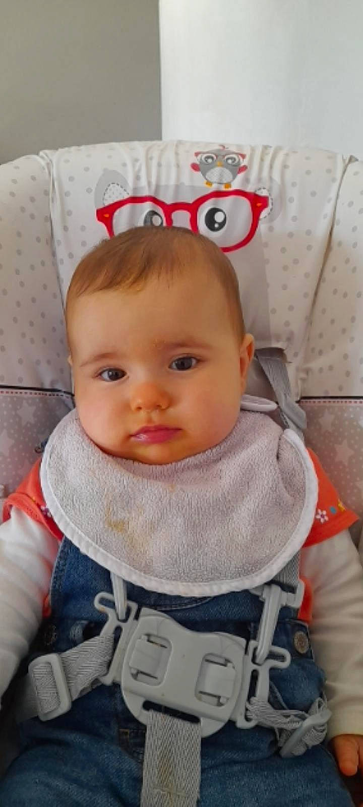 Mila participe au concours pour gagner de l'argent avec cette photo : baby, baby_carriage, baby_products, baby_safety, baby_toddler_clothing, cheek, child, comfort, eye, eyebrow, eyelash, hairstyle, head, iris, lip, person, product, skin, sleeve, toddler