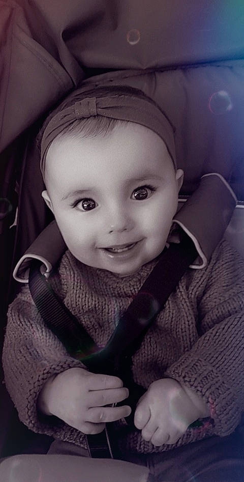 Mila a rejoint le concours — aidez-le/la à gagner de superbes lots ! baby, black_and_white, car_seat, cheek, comfort, cool, facial_expression, finger, flash_photography, hand, happy, head, human, iris, joy, lip, nose, person, product, skin