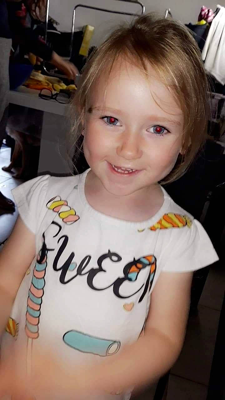 Leïla a rejoint le concours — aidez-le/la à gagner de superbes lots ! cheek, child, cool, ear, fun, hair, hairstyle, iris, joy, neck, person, smile, t_shirt, toddler, tooth, top