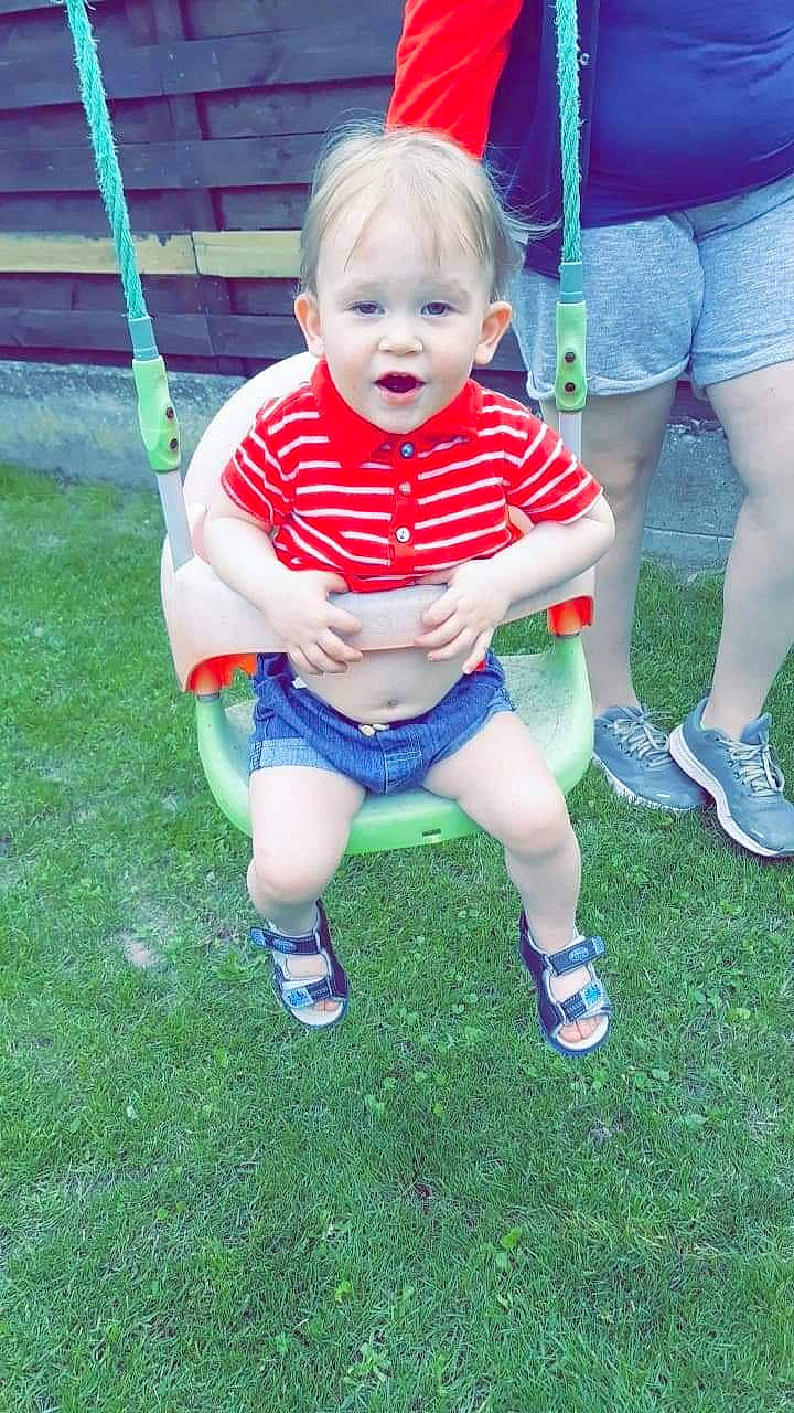 Lenzo participe au concours pour gagner de l'argent avec cette photo : baby, child, fun, grass, outdoor_play_equipment, person, play, playground, public_space, recreation, smile, swing, toddler