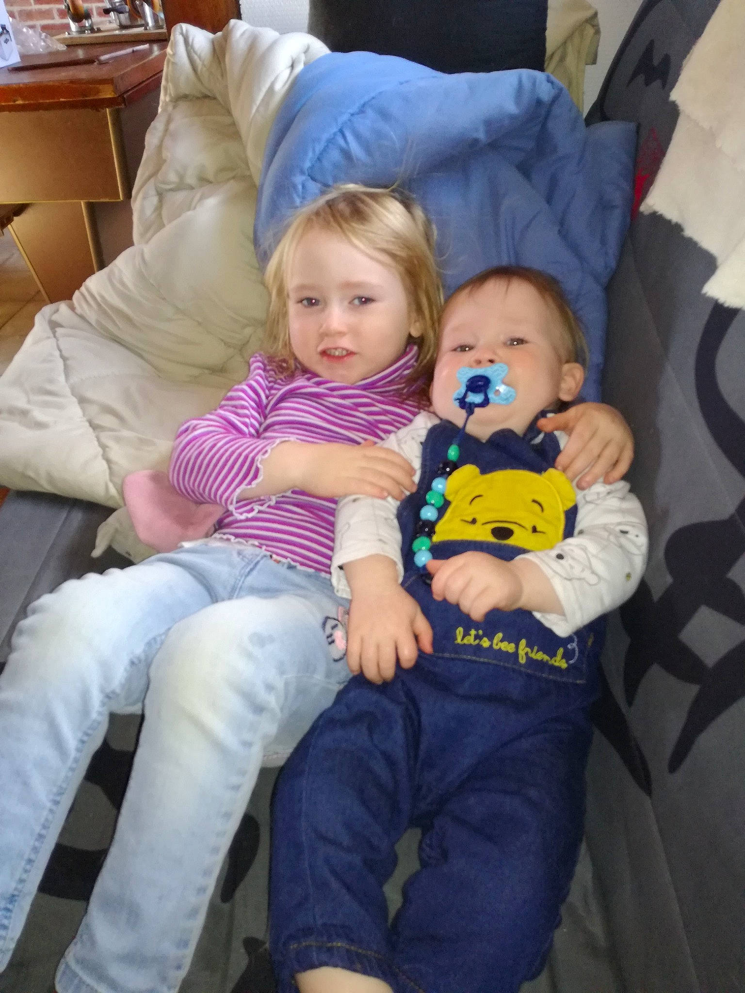 Lenzo participe au concours pour gagner de l'argent avec cette photo : child, daughter, fun, lap, leg, person, sibling, sitting, toddler