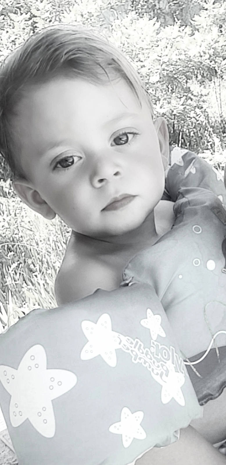 Gino participe au concours pour gagner de l'argent avec cette photo : baby, beauty, black_and_white, cheek, child, child_model, eye, face, forehead, head, lip, monochrome, monochrome_photography, nose, person, photograph, photography, skin, smile, toddler