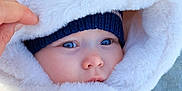 Lou a rejoint le concours — aidez-le/la à gagner de superbes lots ! baby, blue_eyes, hat, hood, knitwear, child, face, hand, infant, winter_clothing, warm, fluffy, portrait, closeup, cute, cozy, fuzzy, apparel, outdoor, person
