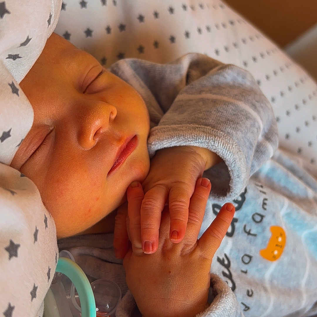 Maël a rejoint le concours — aidez-le/la à gagner de superbes lots ! architecture, baby, bed, blanket, bodypart, building, crib, face, finger, furniture, hand, head, hospital, infantbed, newborn, person, photography, portrait, sleeping, tape