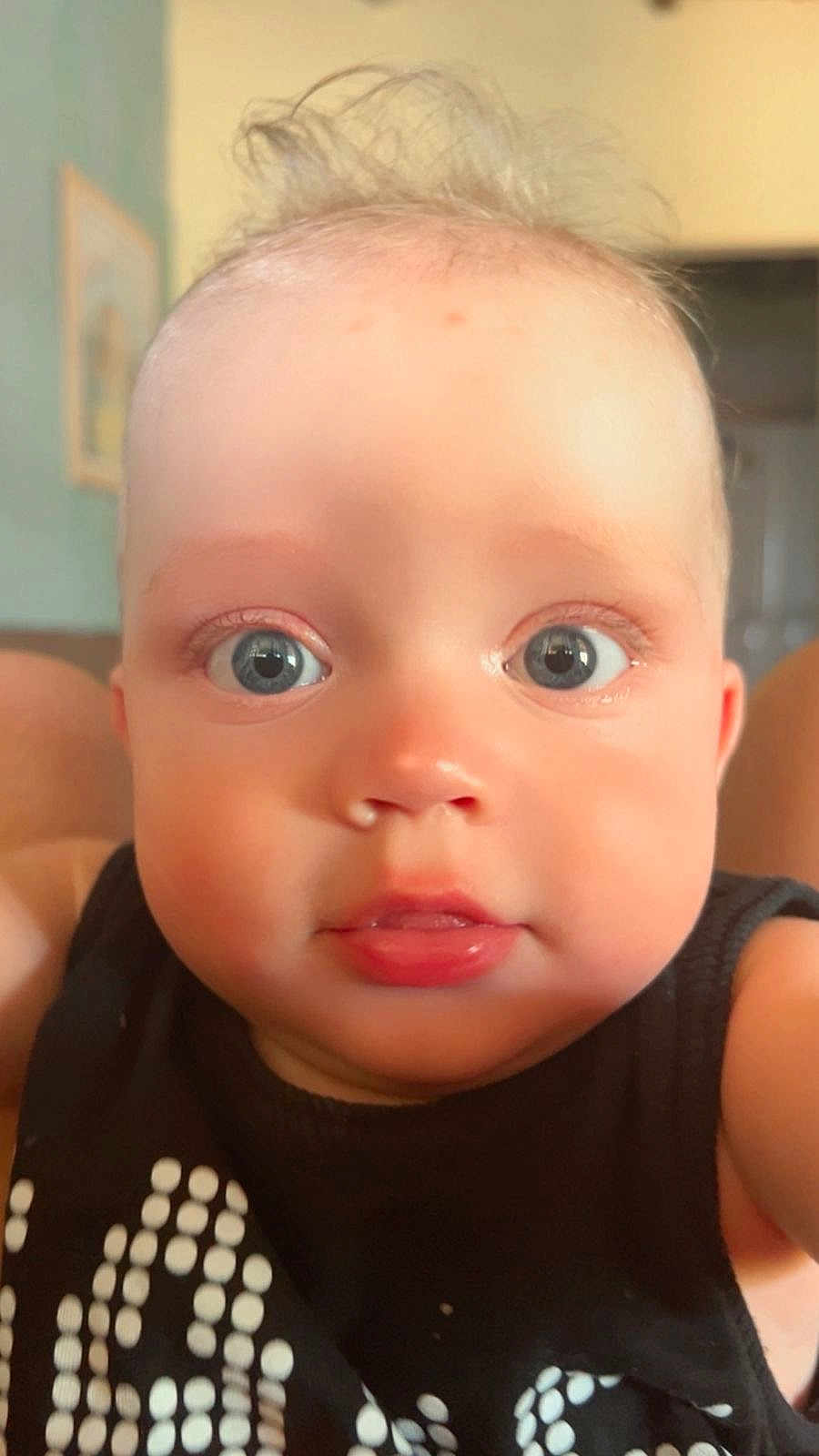 Marli Lima Tedesco a rejoint le concours — aidez-le/la à gagner de superbes lots ! baby, infant, face, blue_eyes, curly_hair, black_shirt, close_up, indoor, child, cute, expression, portrait, skin, person, young, looking, mouth, nose, eyelashes, cheeks