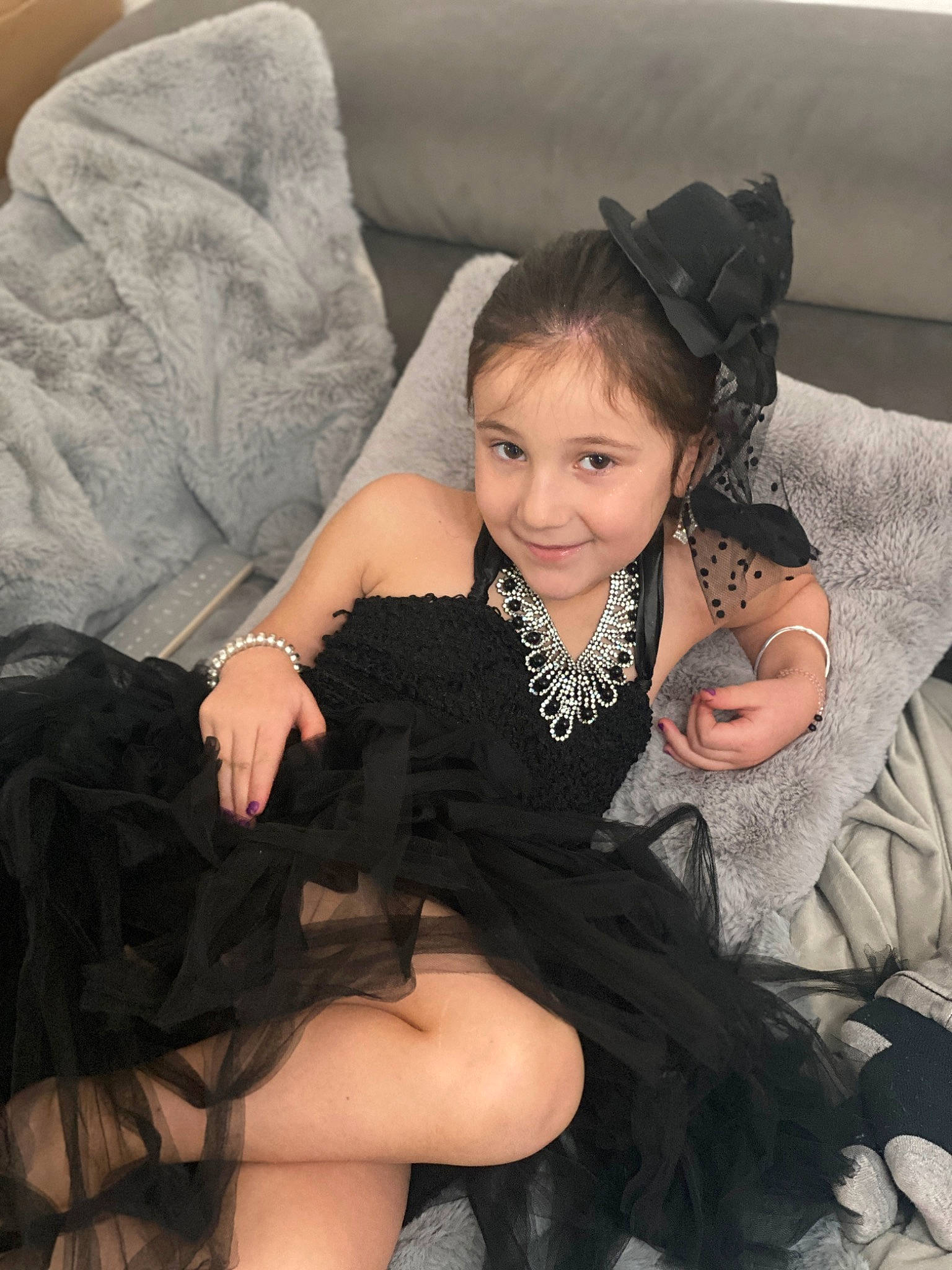 Eden a rejoint le concours — aidez-le/la à gagner de superbes lots ! black_hair, comfort, couch, dress, embellishment, event, face, fashion_design, flash_photography, formal_wear, hairstyle, happy, head, human_leg, joy, lap, person, sitting, skin, smile