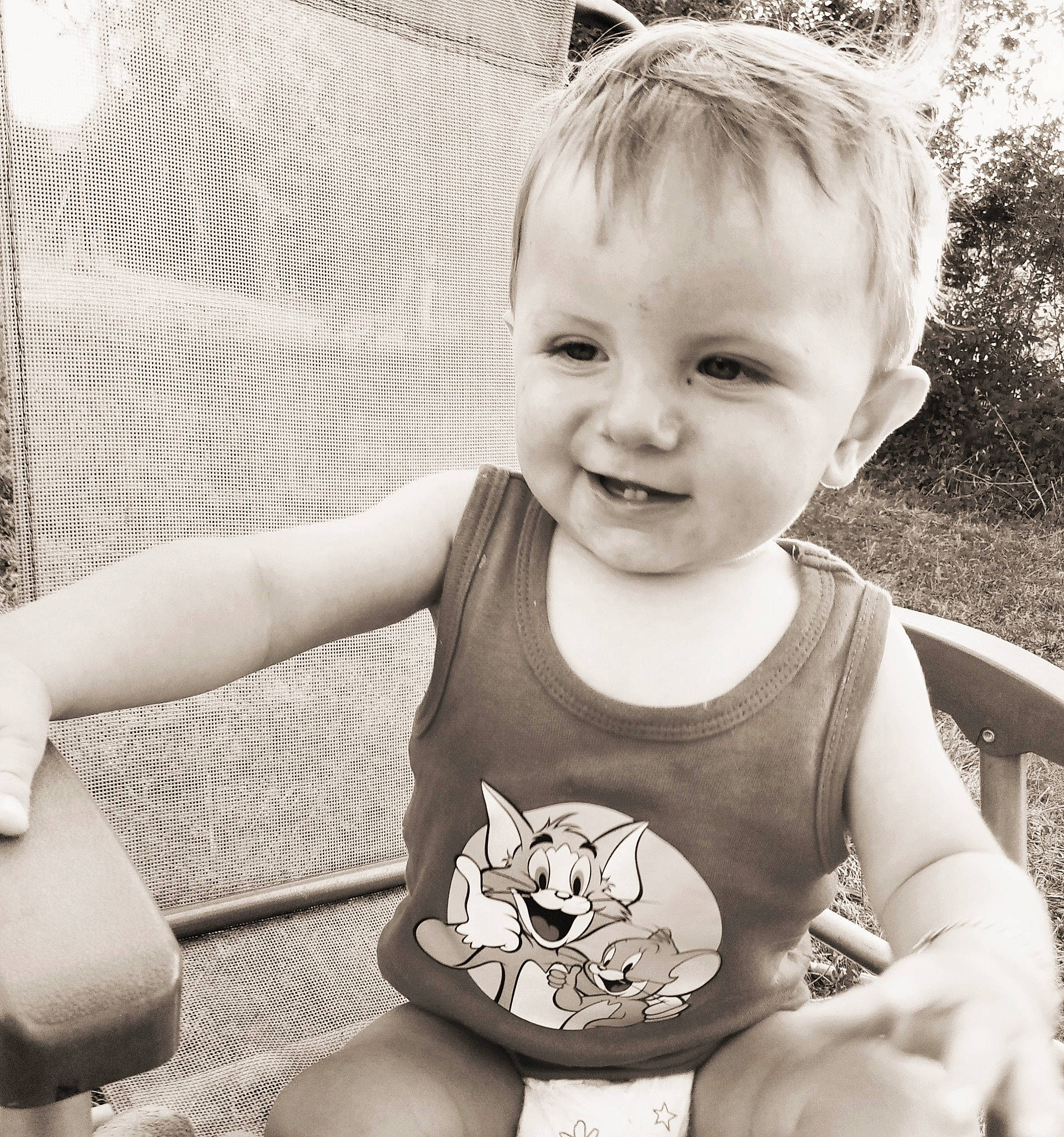 Scott participe au concours pour gagner de l'argent avec cette photo : arm, black, cheek, eye, face, hair, hairstyle, hand, happy, head, human_body, iris, joy, mouth, neck, organ, person, photograph, plant, skin