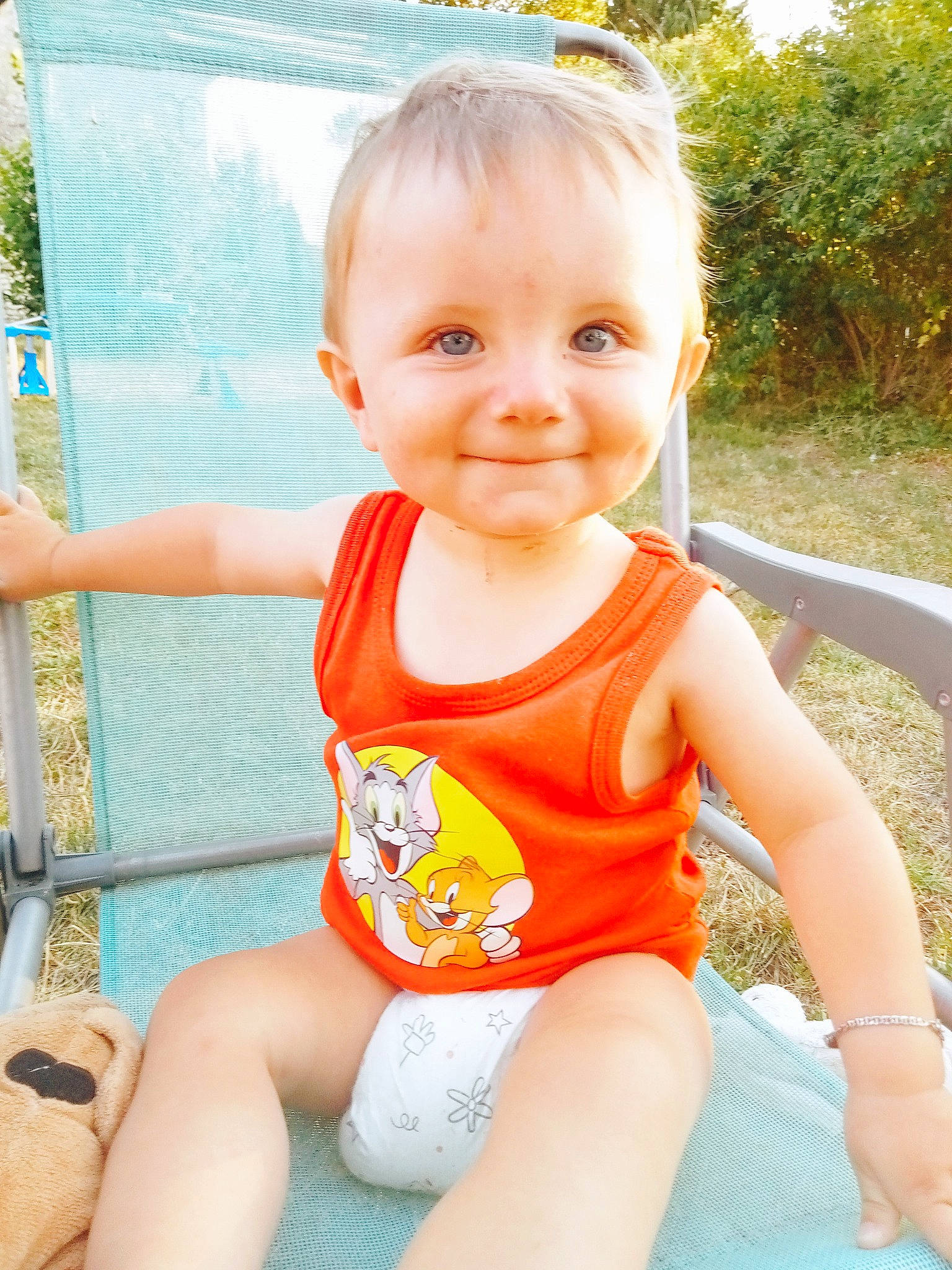 Scott a rejoint le concours — aidez-le/la à gagner de superbes lots ! baby_toddler_clothing, blue, cheek, child, fun, grass, hairstyle, happy, human_body, human_leg, joy, leisure, person, plant, recreation, skin, smile, summer, thigh, toddler