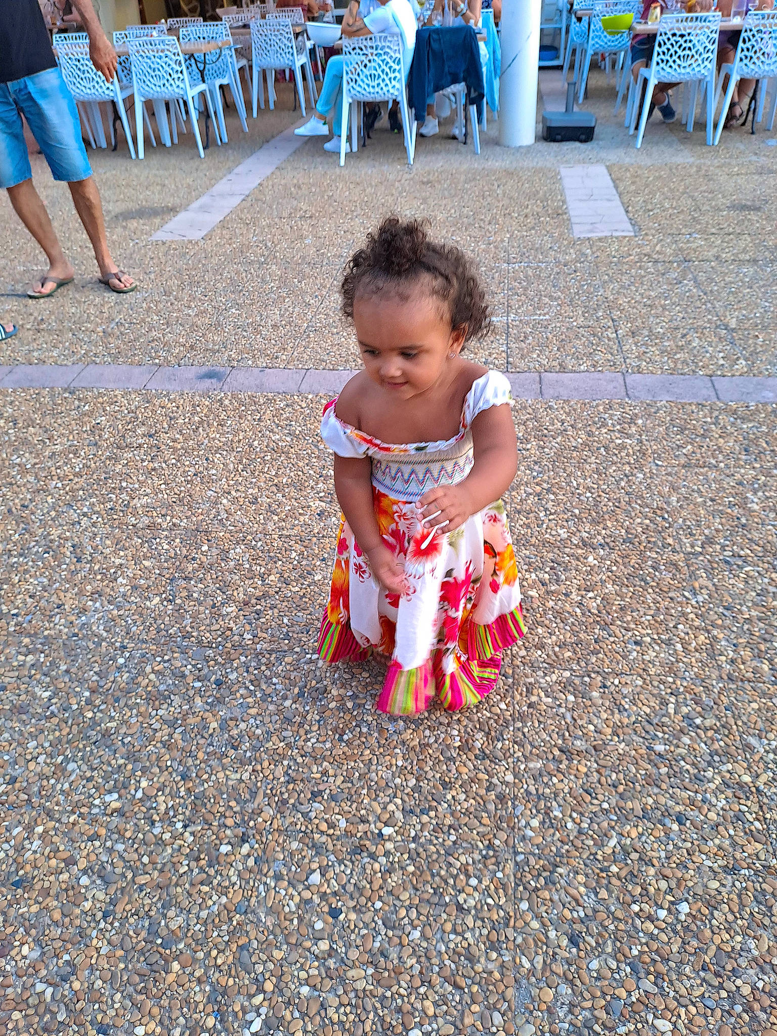 Linayah a rejoint le concours — aidez-le/la à gagner de superbes lots ! dress, flower, fun, happy, human, human_body, leg, leisure, mammal, morning, people, people_in_nature, person, photograph, public_space, shoe, standing, toddler, tree, vertebrate