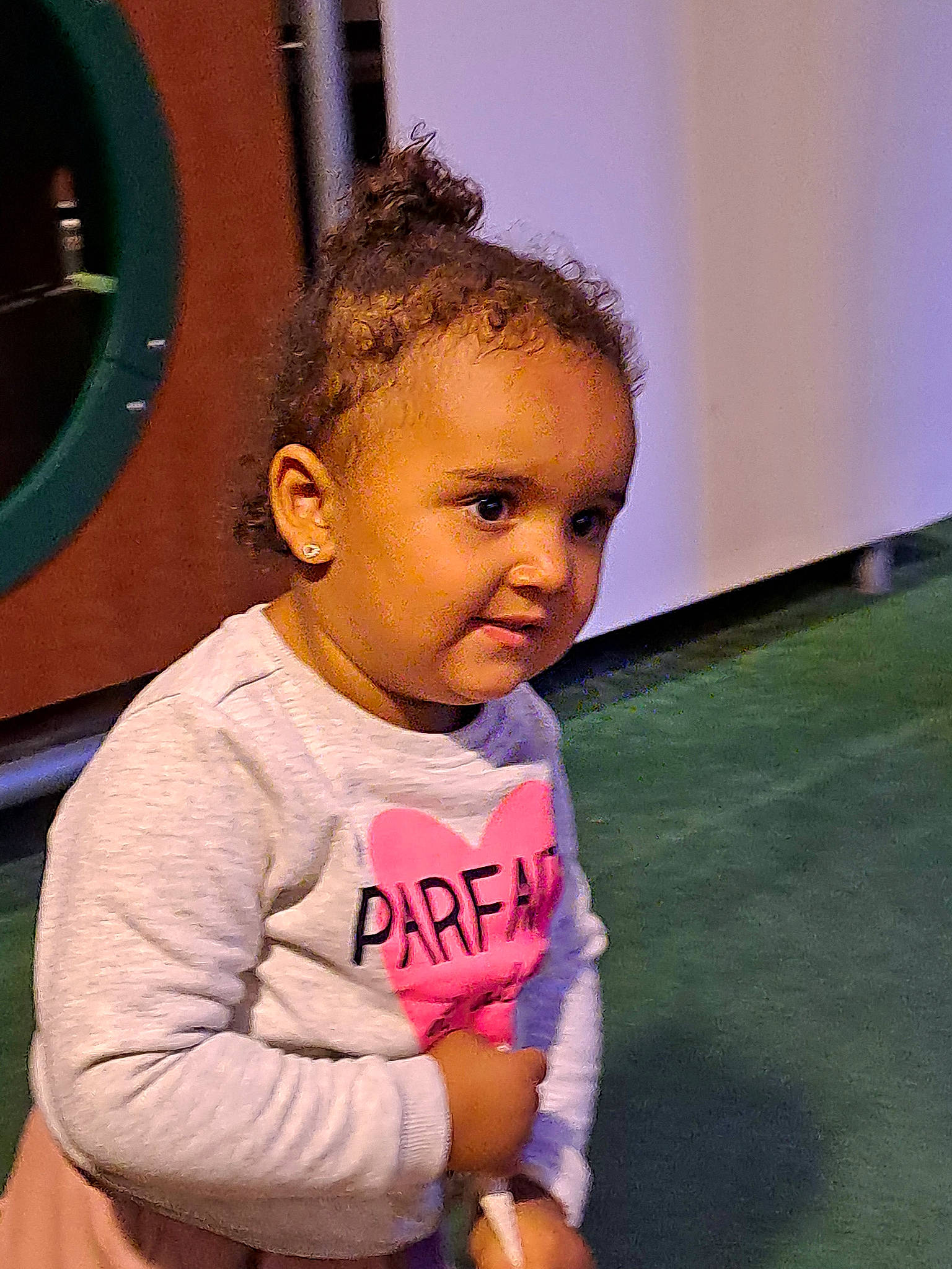 Linayah a rejoint le concours — aidez-le/la à gagner de superbes lots ! baby, baby_toddler_clothing, cheek, child, chin, cool, eye, facial_expression, flooring, fun, hairstyle, happy, leisure, nose, person, play, room, skin, sleeve, smile