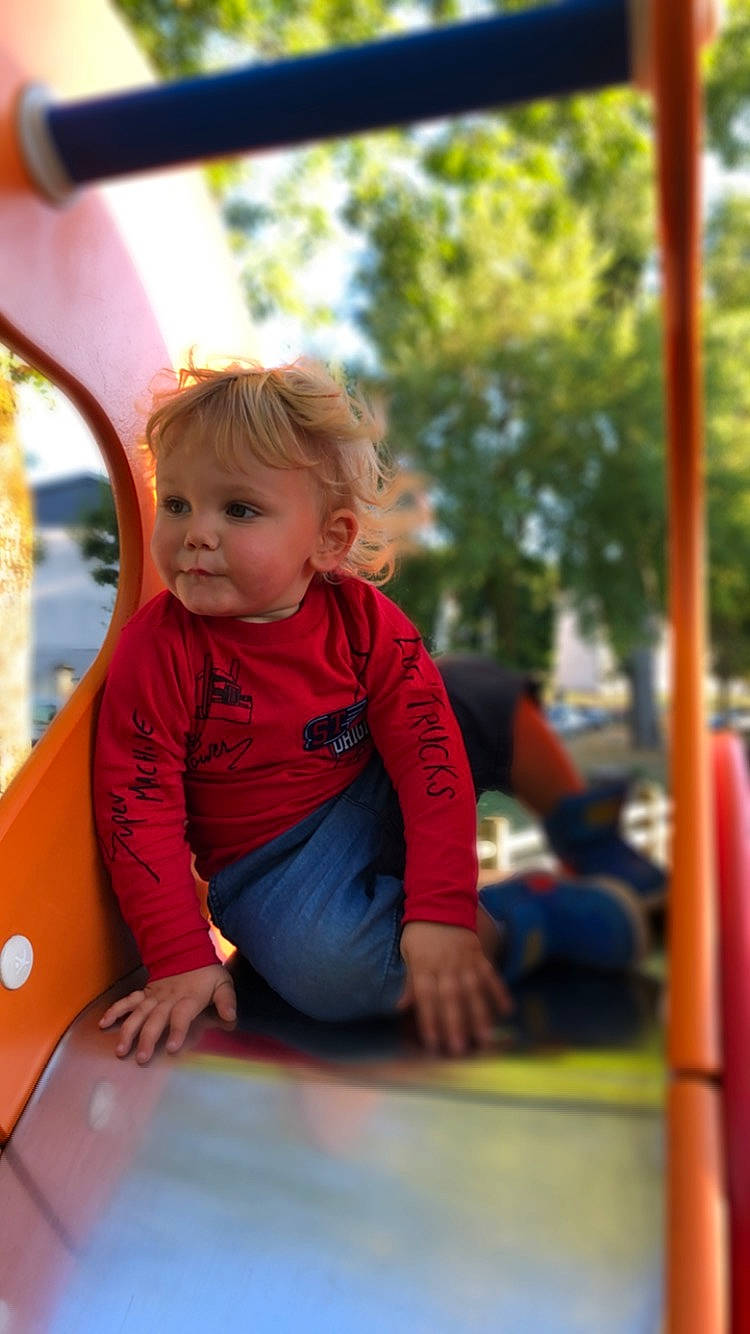 Eiden participe au concours pour gagner de l'argent avec cette photo : baby, child, city, fun, human_settlement, leisure, outdoor_play_equipment, person, play, playground, public_space, recreation, smile, toddler, vacation