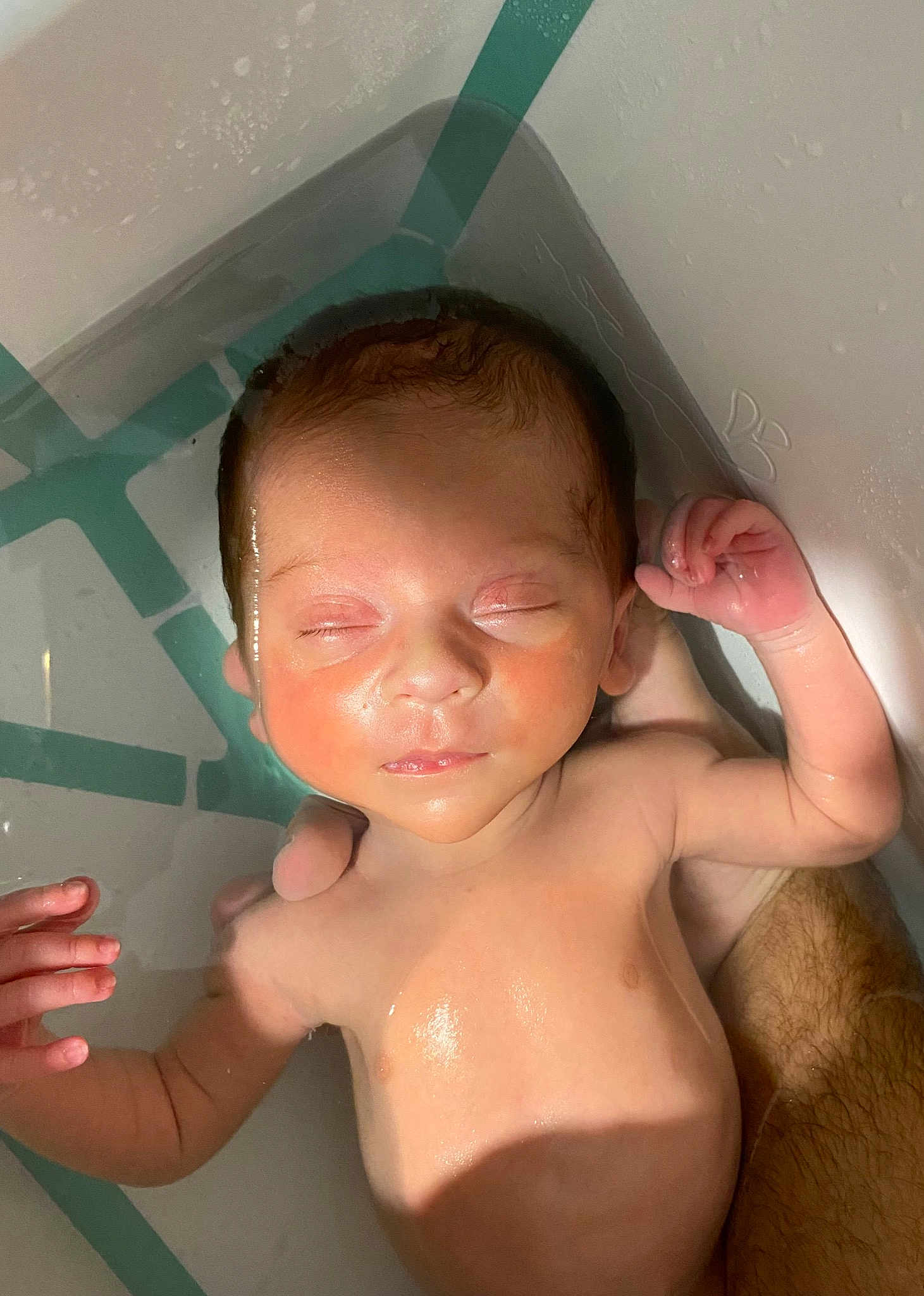 Diego a rejoint le concours — aidez-le/la à gagner de superbes lots ! bathing, bathroom, bathtub, cheek, chest, ear, eyebrow, forehead, gesture, human_body, jaw, lip, mouth, muscle, neck, nose, plumbing_fixture, shoulder, skin, thumb