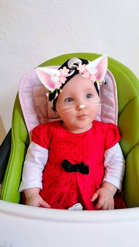 Constance participe au concours pour gagner de l'argent avec cette photo : baby, baby_products, baby_toddler_clothing, beauty, child, design, doll, dress, embellishment, eyelash, happy, headband, headpiece, headwear, jewellery, magenta, party_supply, pattern, person, pink