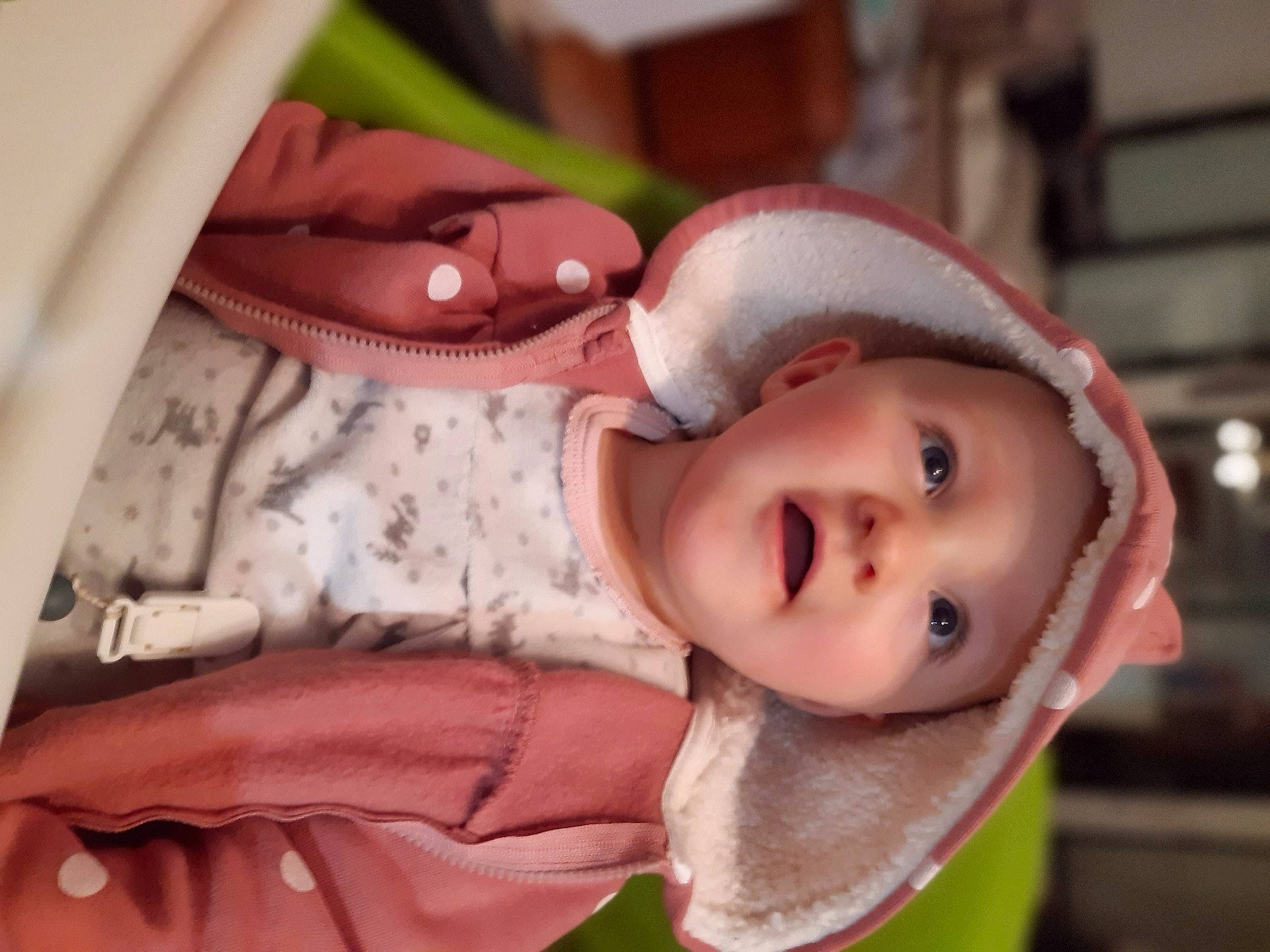 Constance a rejoint le concours — aidez-le/la à gagner de superbes lots ! baby, baby_toddler_clothing, cheek, eyebrow, eyelash, happy, headgear, headwear, human_body, iris, lip, mouth, nose, outerwear, person, pink, sleeve, smile, textile, toddler