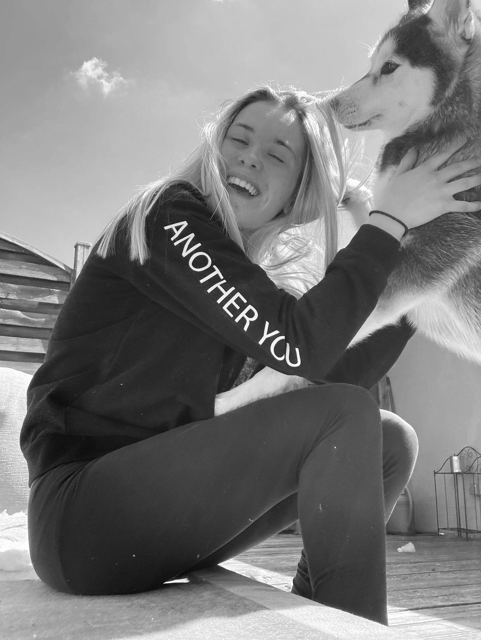 Skya a rejoint le concours — aidez-le/la à gagner de superbes lots ! black, black_and_white, carnivore, cloud, dog, flash_photography, fun, gesture, happy, human_leg, leg, leisure, monochrome, monochrome_photography, recreation, sky, smile, style, thigh, white