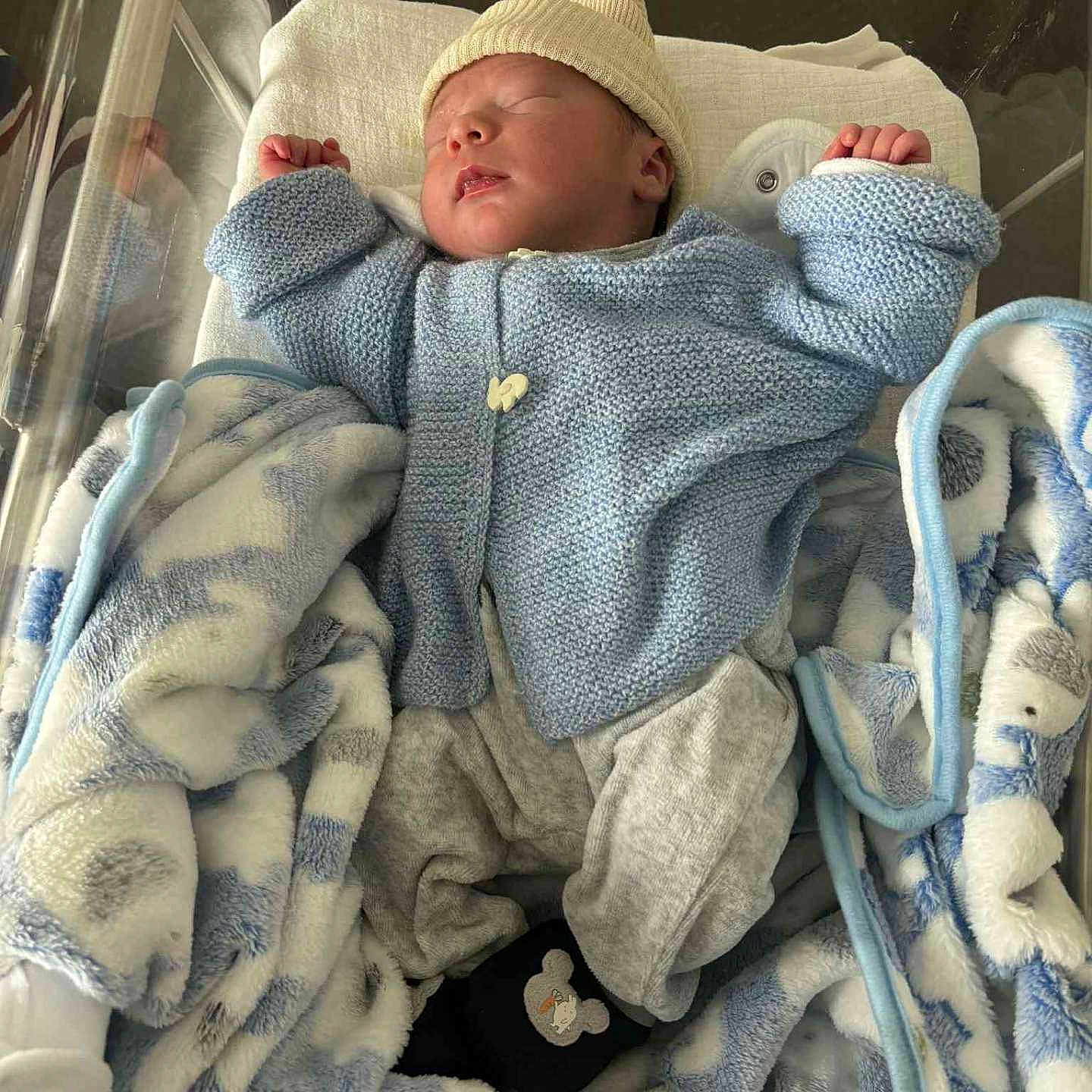 Thyago a rejoint le concours — aidez-le/la à gagner de superbes lots ! baby, bassinet, blanket, blue_sweater, child, cozy, cute, cute_outfit, hat, hospital, indoors, infant, newborn, peaceful, resting, sleeping, soft, toddler, warm, wrapped