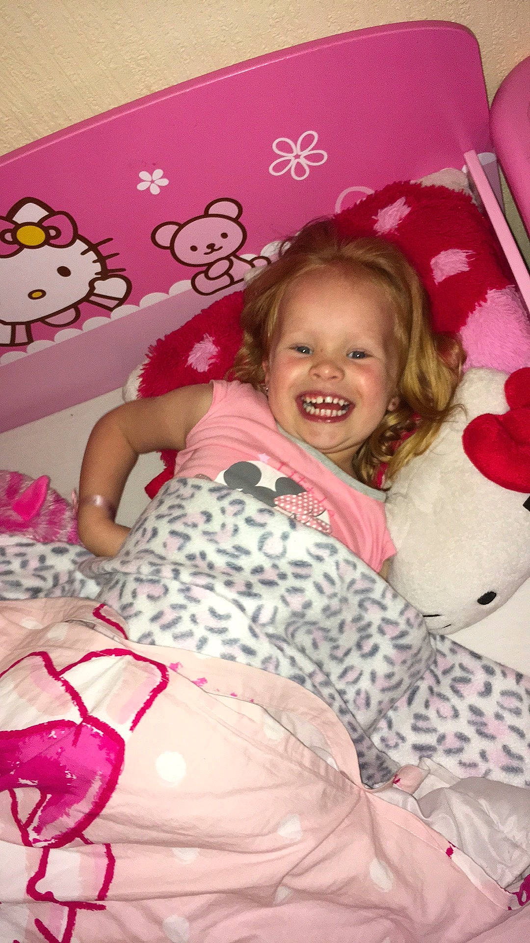 Zo a rejoint le concours — aidez-le/la à gagner de superbes lots ! beauty, cheek, child, day, facial_expression, fun, girl, happiness, human_hair_color, infant, joy, magenta, mouth, person, petal, pink, product, red, skin, smile