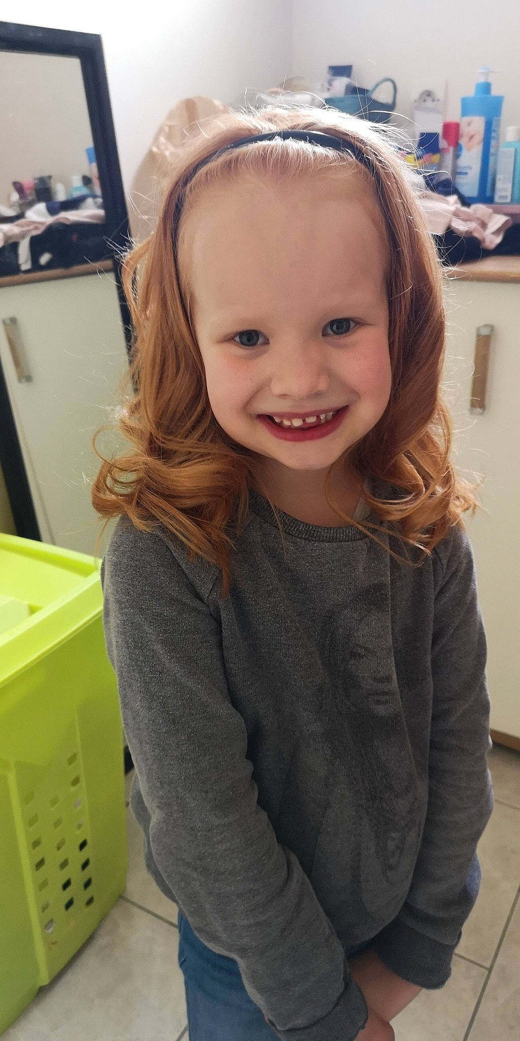 Zo participe au concours pour gagner de l'argent avec cette photo : blond, brown_hair, cheek, child, child_model, eyebrow, face, facial_expression, forehead, hair, hairstyle, head, joy, long_hair, nose, organ, person, skin, smile, standing