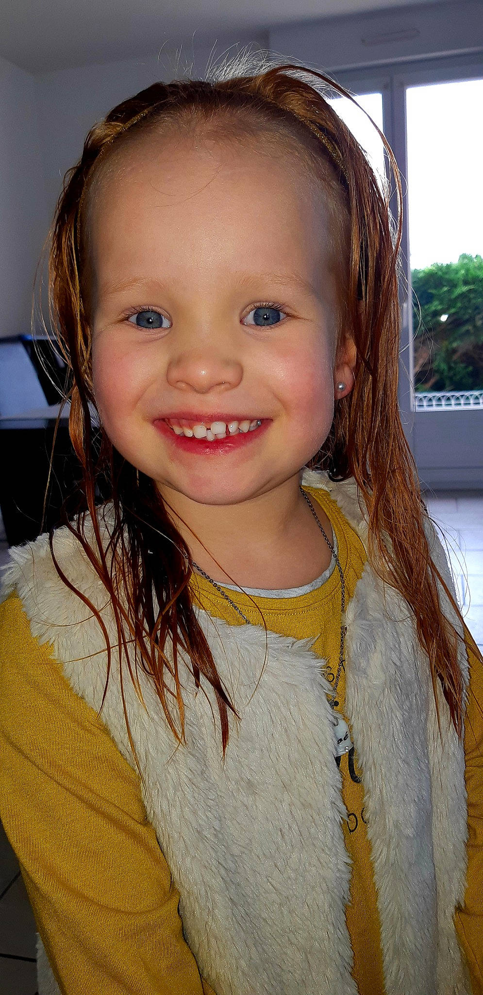 Zo participe au concours pour gagner de l'argent avec cette photo : blond, brown_hair, cheek, child, child_model, chin, eyebrow, face, facial_expression, forehead, hair, hairstyle, head, iris, joy, lip, long_hair, nose, person, skin