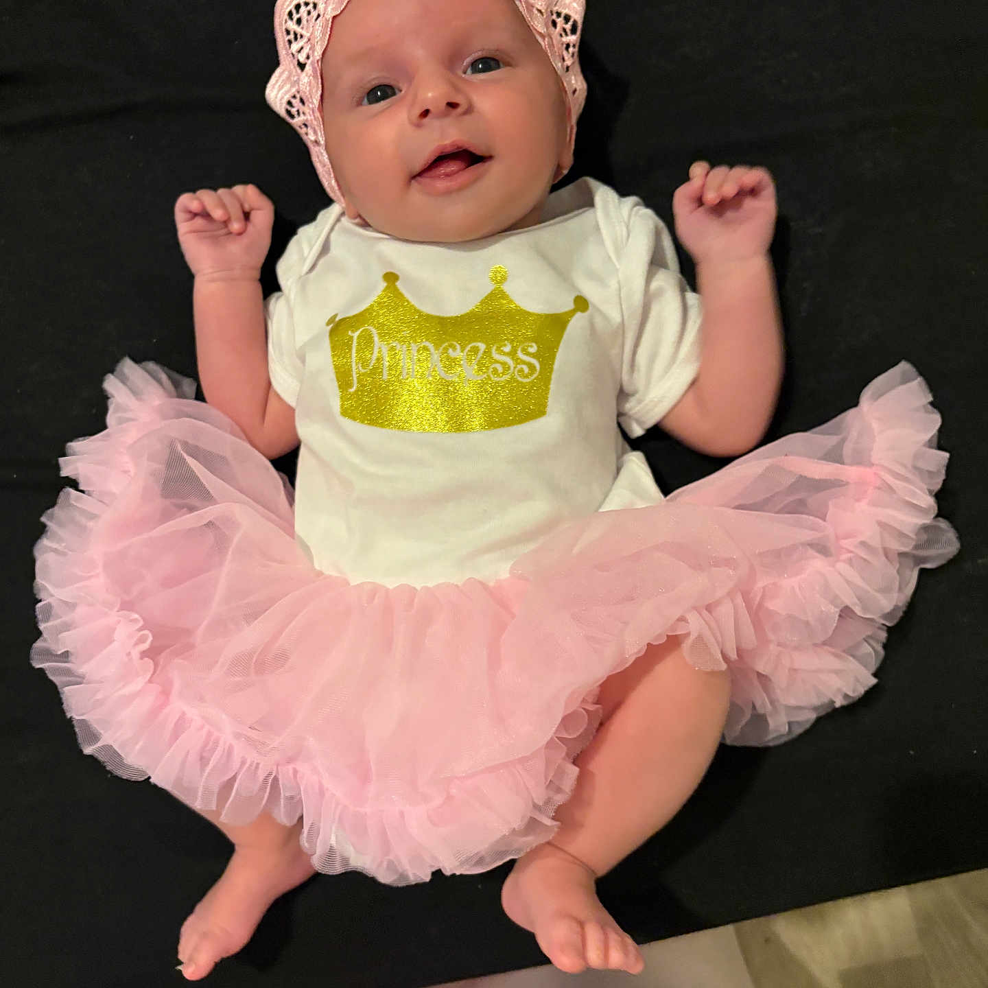 Kamila a rejoint le concours — aidez-le/la à gagner de superbes lots ! adorable, baby, baby_girl, child, clothing, cute, dress, fabric, face, happy, headband, infant, laying_down, newborn, person, pink, portrait, smile, soft, tutu