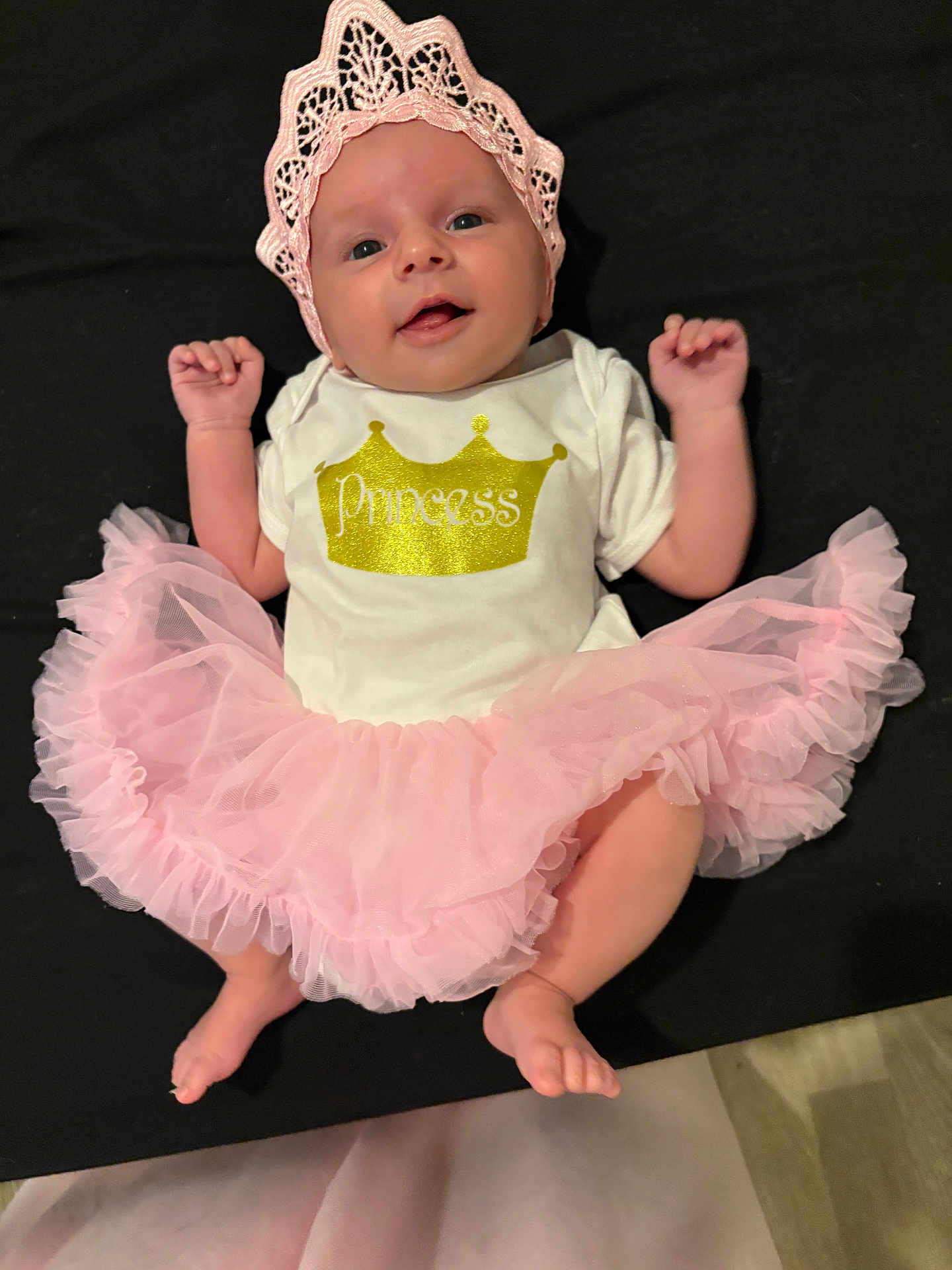 Kamila a rejoint le concours — aidez-le/la à gagner de superbes lots ! baby, infant, tutu, pink, headband, smile, cute, dress, clothing, portrait, child, person, happy, face, baby_girl, laying_down, fabric, adorable, soft, newborn