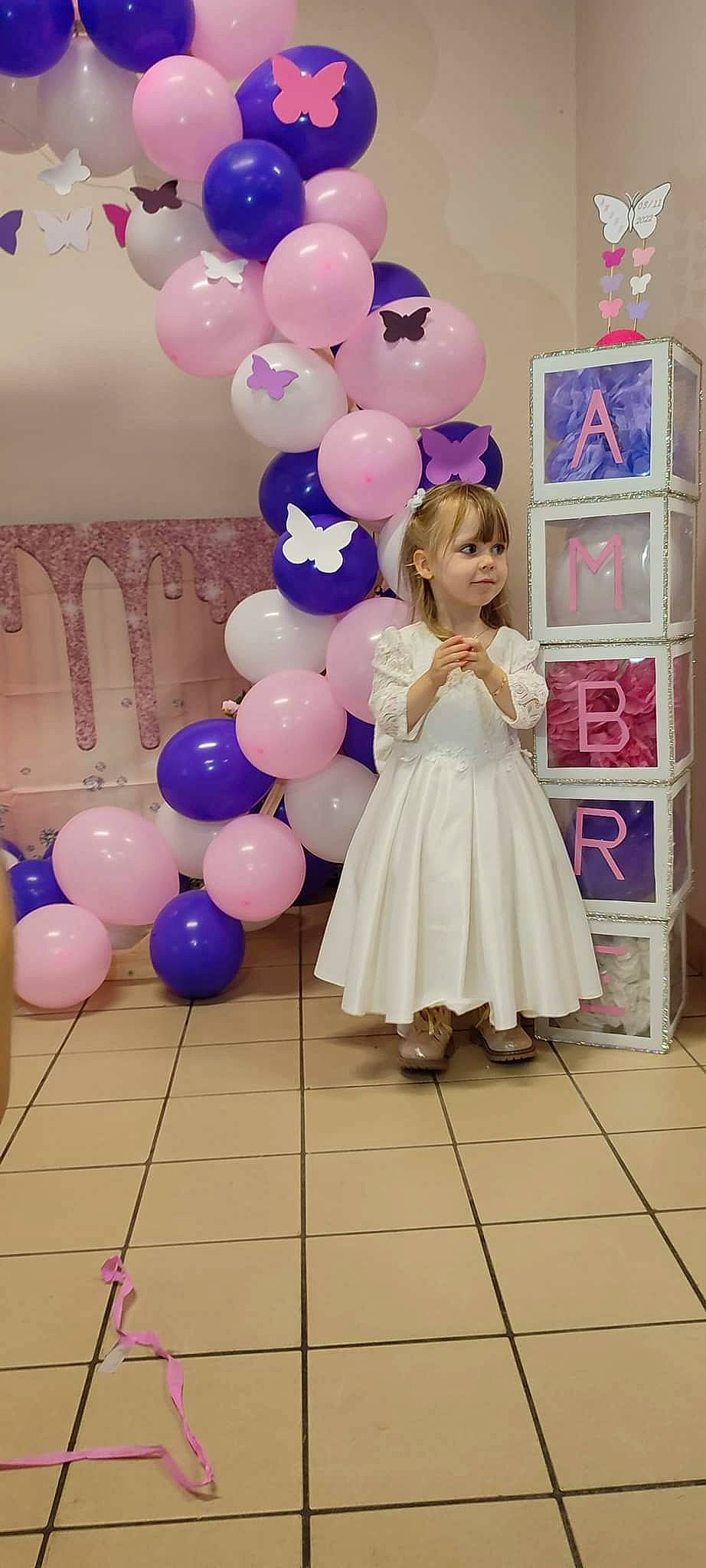 Ambre a rejoint le concours — aidez-le/la à gagner de superbes lots ! balloon, beauty, child, clothing, decoration, dress, event, fashion_design, flooring, formal_wear, fun, gown, happy, magenta, one_piece_garment, party_supply, person, pink, purple, toddler