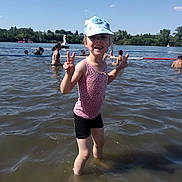 Ambre a rejoint le concours — aidez-le/la à gagner de superbes lots ! child, girl, water, lake, summer, cap, tank_top, shorts, peace_sign, people, outdoor, sunny, nature, trees, inflatable, float, recreation, swimming, happy, fun