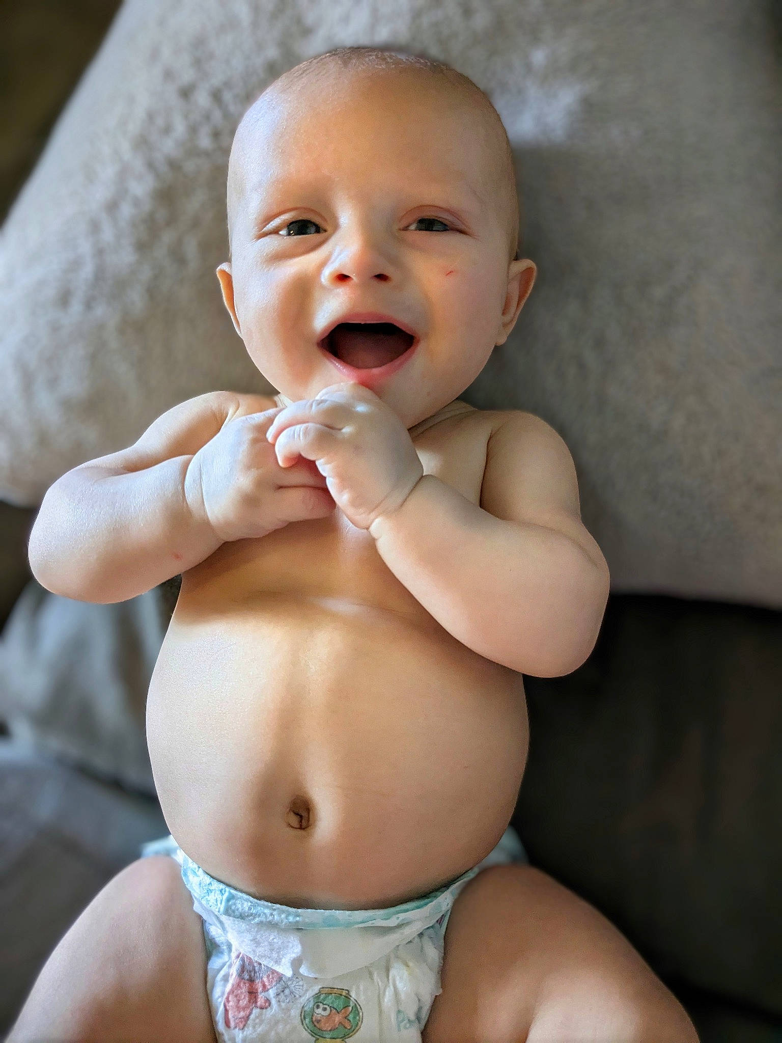 Koda is registered to the contest to win money with this photo: baby, baby_toddler_clothing, cheek, chest, eye, eyebrow, finger, gesture, happy, head, iris, lip, mouth, nose, person, skin, smile, stomach, thumb, toddler