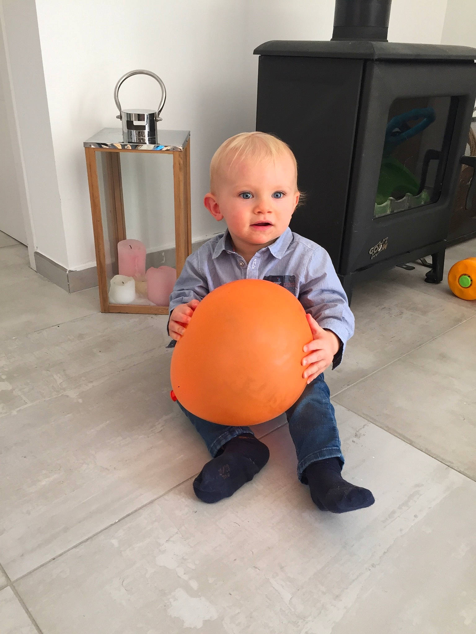 Arthur a rejoint le concours — aidez-le/la à gagner de superbes lots ! baby, balance, ball, child, comfort, eye, floor, flooring, fun, gas, hardwood, jeans, knee, musical_instrument, orange, person, play, room, sitting, surprise
