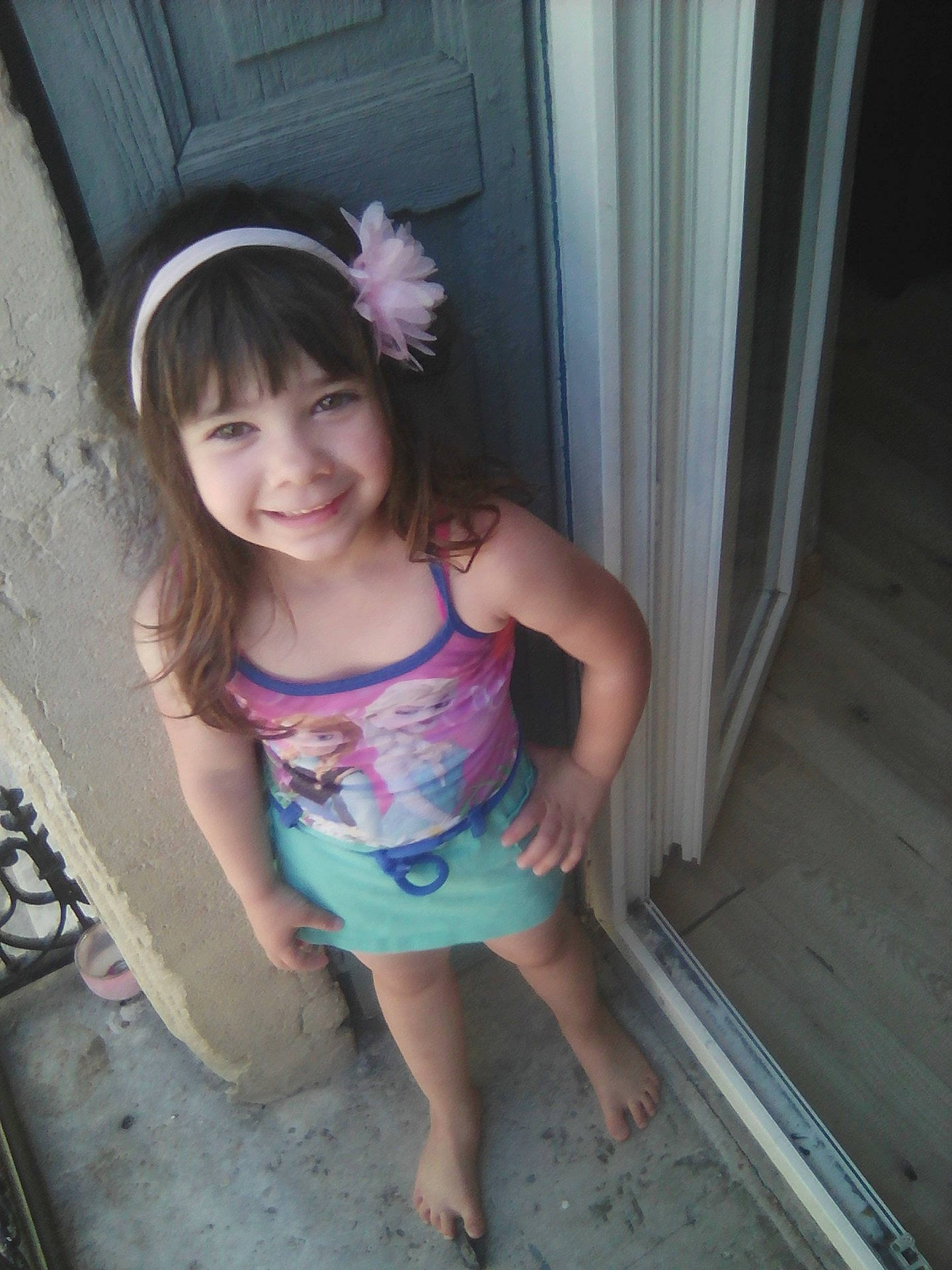 Julya participe au concours pour gagner de l'argent avec cette photo : beauty, blue, child, clothing, dress, girl, hand, headwear, human_positions, image, joy, lady, model, person, photo_shoot, photograph, photography, skin, toddler