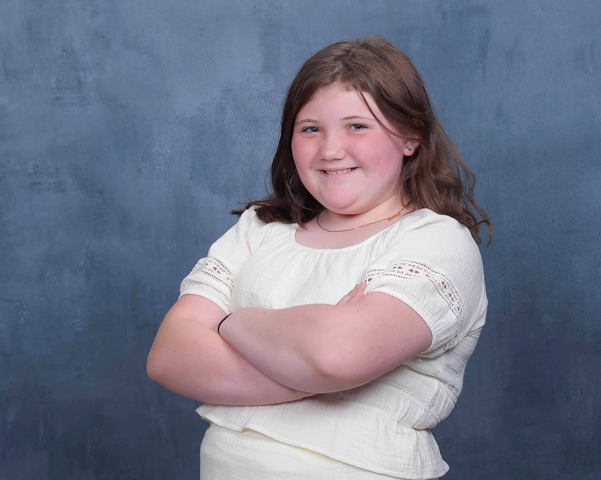 Elise is registered to the contest to win money with this photo: chest, elbow, eye, eyebrow, face, flash_photography, gesture, hair, happy, head, human_body, joy, long_hair, neck, person, shoulder, sleeve, smile, stomach, t_shirt