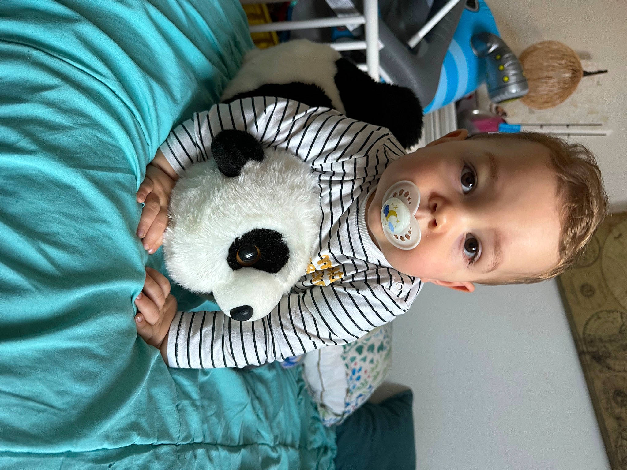 Thibaut participe au concours pour gagner de l'argent avec cette photo : baby, baby_toddler_clothing, baby_toys, bedding, child, comfort, fur, linens, nose, pattern, person, plush, room, sleeve, stuffed_toy, teddy_bear, textile, toddler, toy, wood