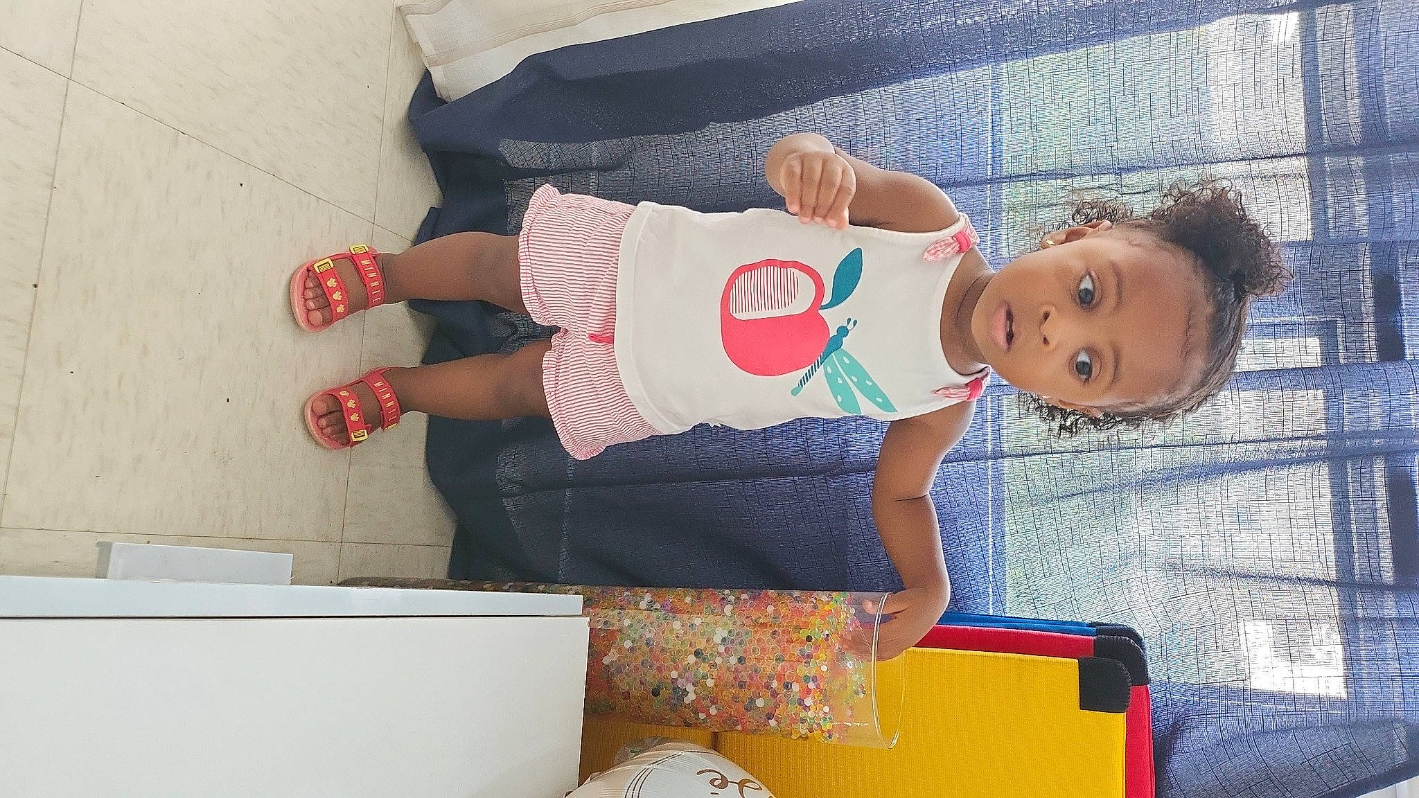 Maïra a rejoint le concours — aidez-le/la à gagner de superbes lots ! arm, baby, baby_products, baby_toddler_clothing, child, comfort, elbow, fun, happy, hat, human_leg, knee, leg, pattern, person, room, sitting, sleeve, t_shirt, thigh