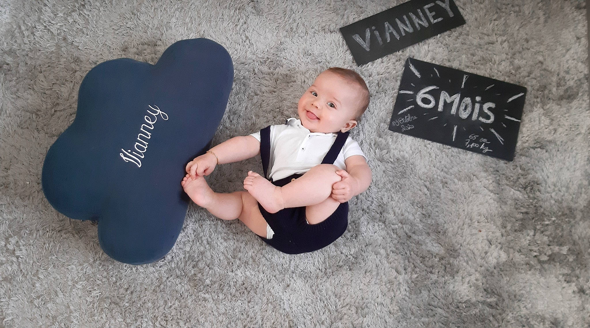 Vianney participe au concours pour gagner de l'argent avec cette photo : baby, child, finger, floor, flooring, hand, joy, leg, person, product
