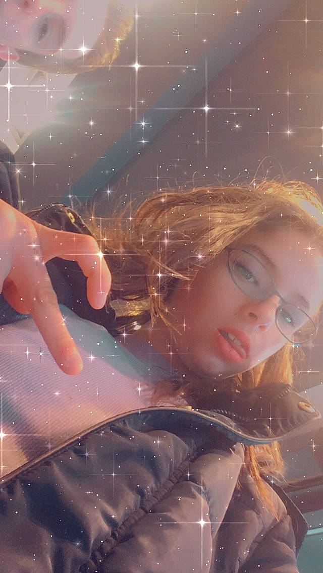 Kelly a rejoint le concours — aidez-le/la à gagner de superbes lots ! brown_hair, cg_artwork, cool, electric_blue, event, flash_photography, fun, gesture, glass, happy, lens_flare, night, person, portrait_photography, precipitation, reflection, sky, snow, space, winter